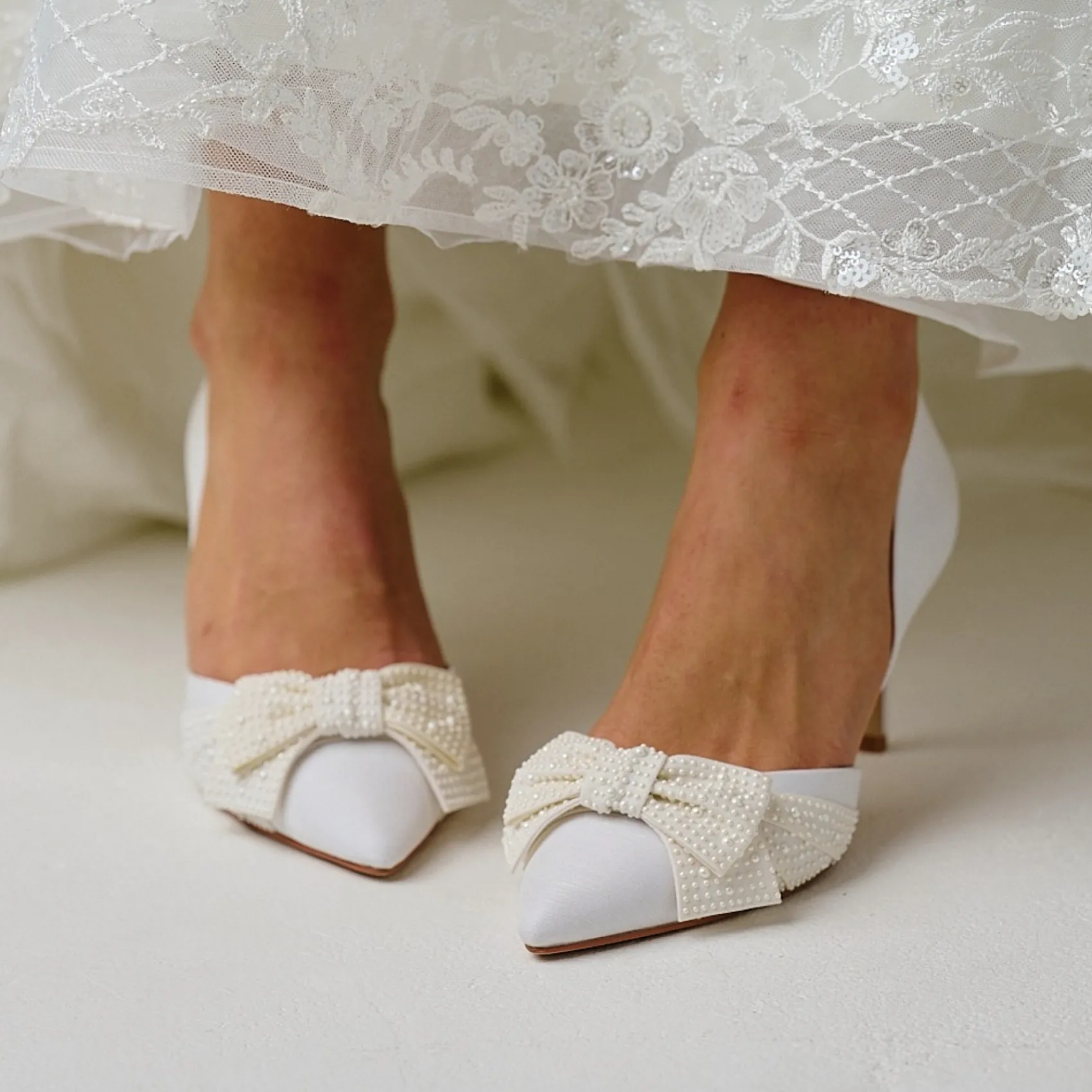 Perfect Bridal Adele Elfenbein Satin Zweiteilige Spitzenschuhe mit Perlenschleife* Hochzeitsschuhe | Schuhe Mit Mittlerem Absatz