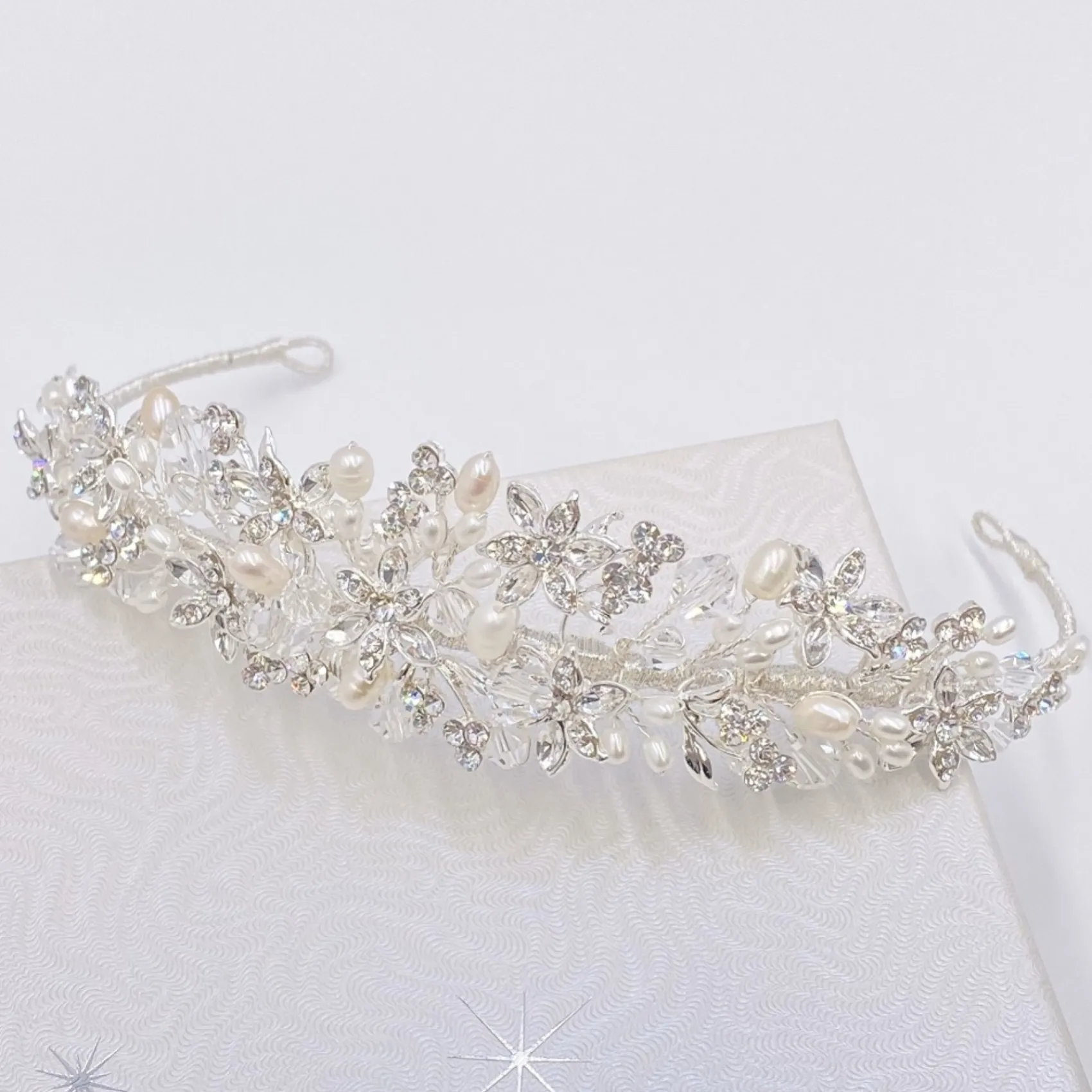 Twilight Designs Alicia Zierliche Blumen Perle und Kristall Braut Tiara* Perlen-haarschmuck | Silberne Haar-accessoires