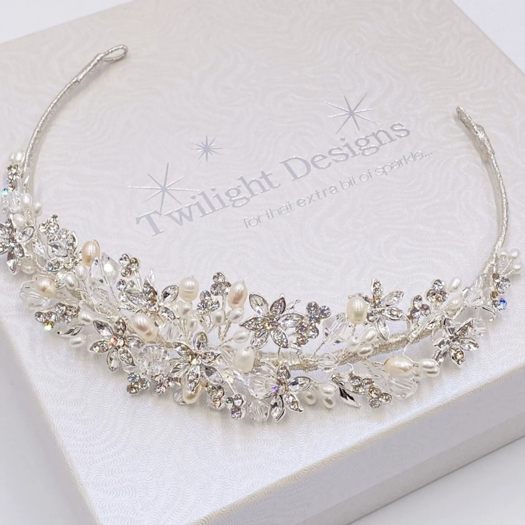 Twilight Designs Alicia Zierliche Blumen Perle und Kristall Braut Tiara* Perlen-haarschmuck | Silberne Haar-accessoires