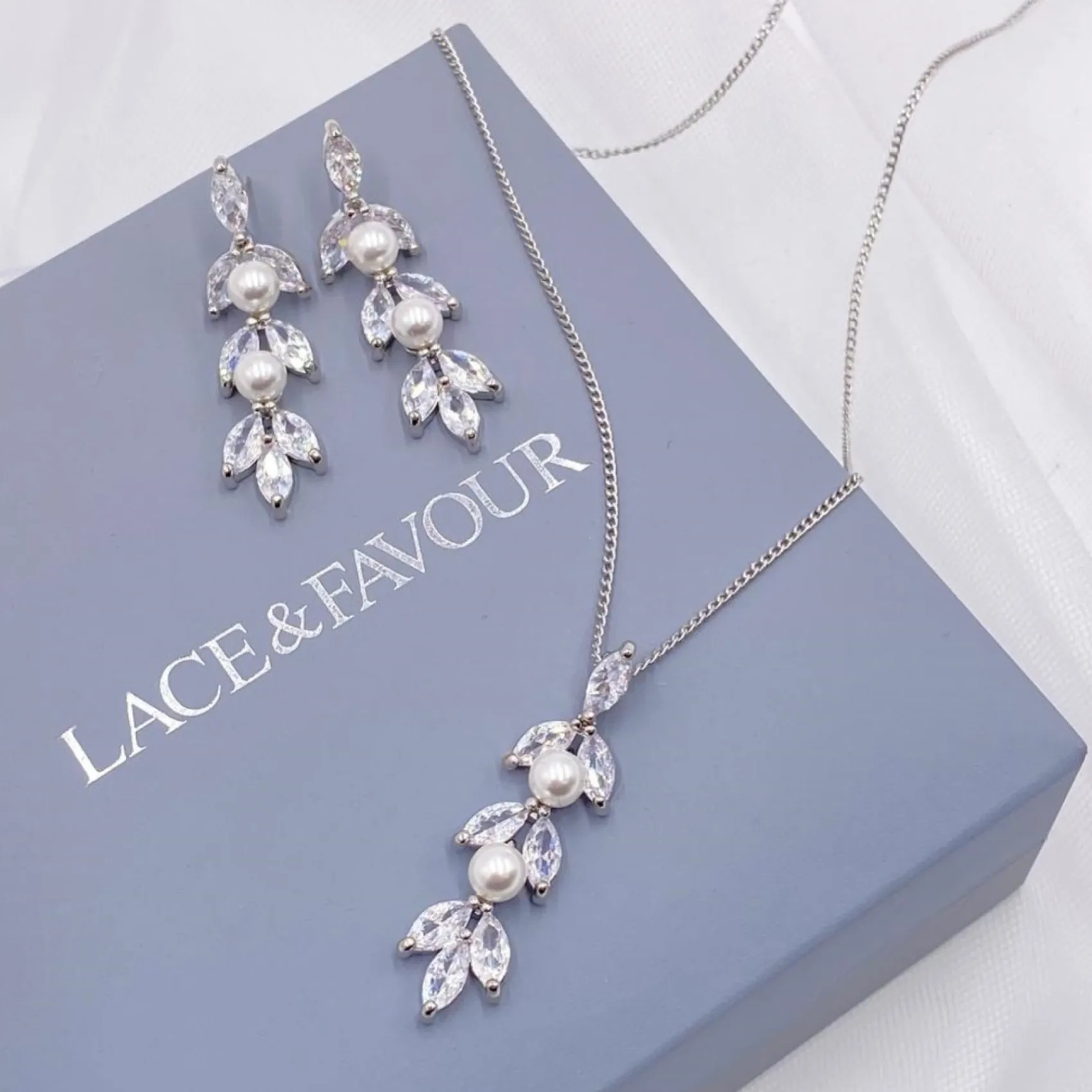 Lace & Favour Amalia Cubic Zirkonia und Perle Brautschmuck Set* Geschenke Für Die Braut | Perlen-hochzeitsschmuck