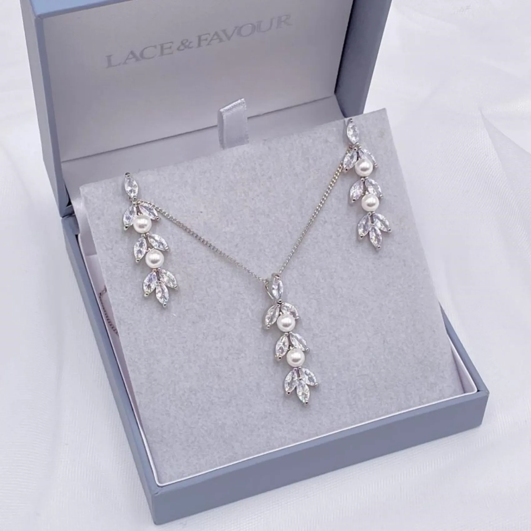 Lace & Favour Amalia Cubic Zirkonia und Perle Brautschmuck Set* Geschenke Für Die Braut | Perlen-hochzeitsschmuck