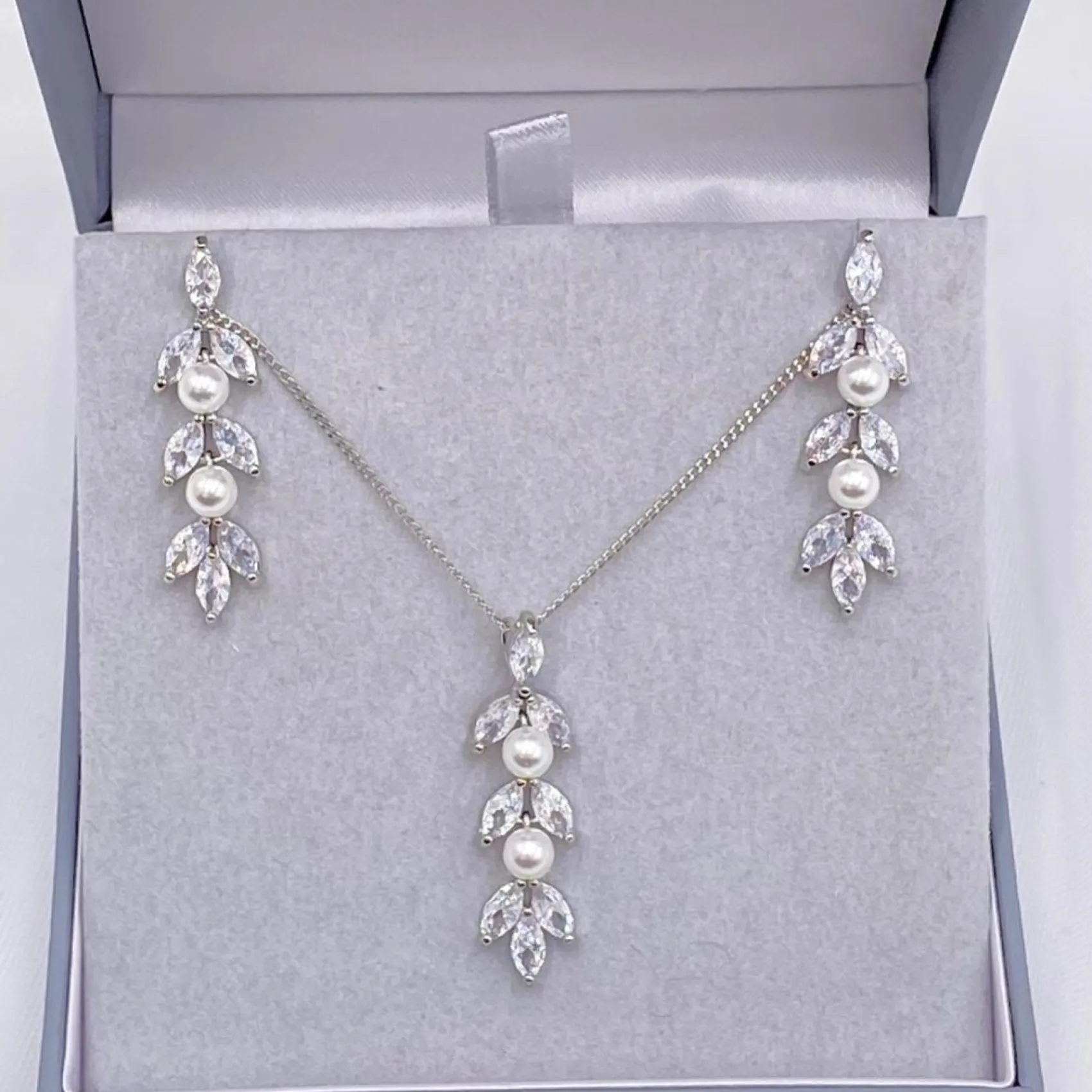 Lace & Favour Amalia Cubic Zirkonia und Perle Brautschmuck Set* Geschenke Für Die Braut | Perlen-hochzeitsschmuck