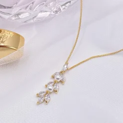 Lace & Favour Amalia Gold Cubic Zirkonia und Perlen Anhänger Halskette* Geschenke Für Die Braut | Perlen-hochzeitsschmuck