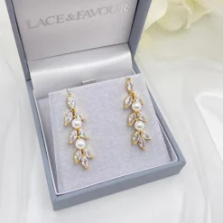 Lace & Favour Amalia Gold Cubic Zirkonia und Perle Tropfen Ohrringe* Geschenke Für Die Braut | Perlen-hochzeitsschmuck