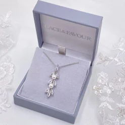 Lace & Favour Amalia Silber Cubic Zirkonia und Perle Anhänger Halskette* Geschenke Für Die Braut | Perlen-hochzeitsschmuck