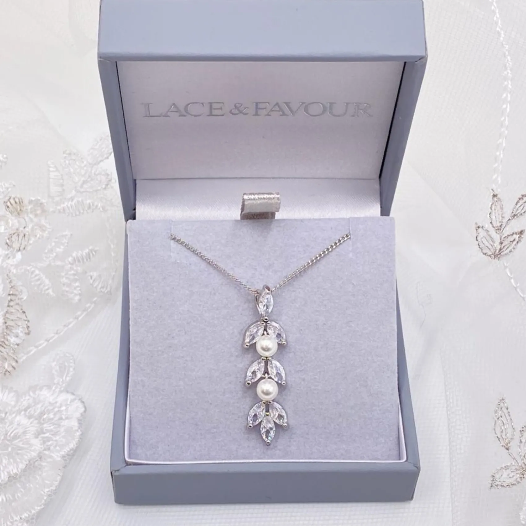 Lace & Favour Amalia Silber Cubic Zirkonia und Perle Anhänger Halskette* Geschenke Für Die Braut | Perlen-hochzeitsschmuck