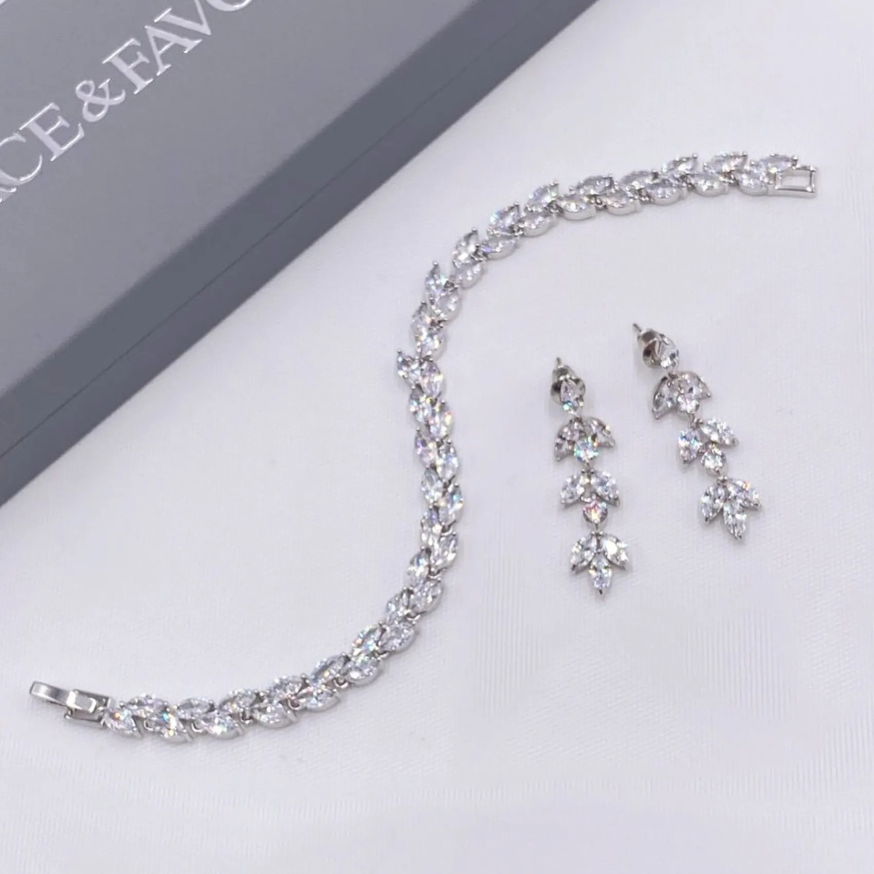 Lace & Favour Amara Silber Crystal Vine of Leaves Armbänder* Silberner Abschlussball-schmuck | Prom Armbänder