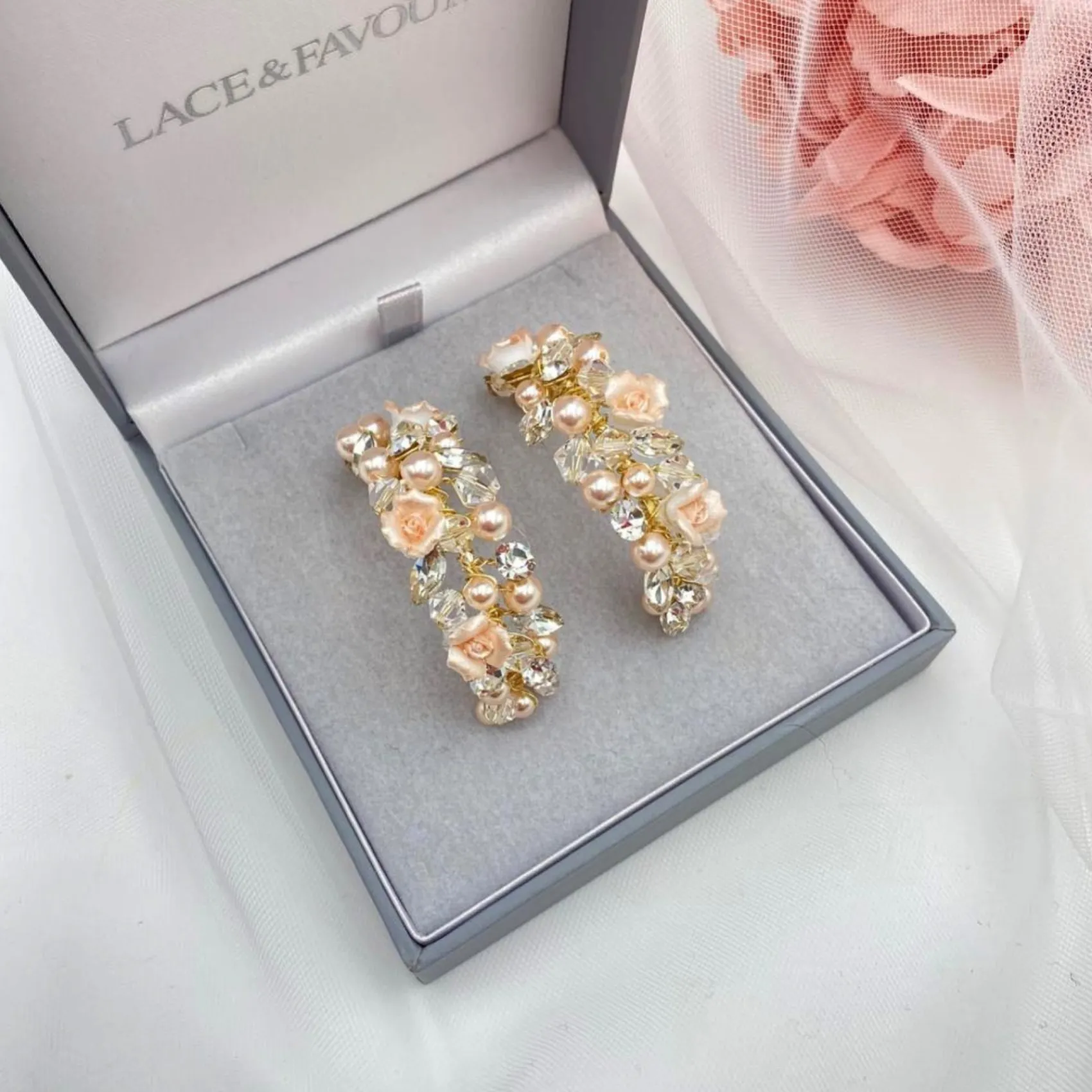 Poirier Amelia Blush Porzellanblume Goldreif-Ohrringe* Perlen-hochzeitsschmuck | Gold-hochzeitsschmuck
