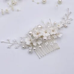 Lace & Favour Anemone Elfenbein Porzellan Blumen und Perle Hochzeit Haarkamm* Perlen-haarschmuck | Silberne Haar-accessoires