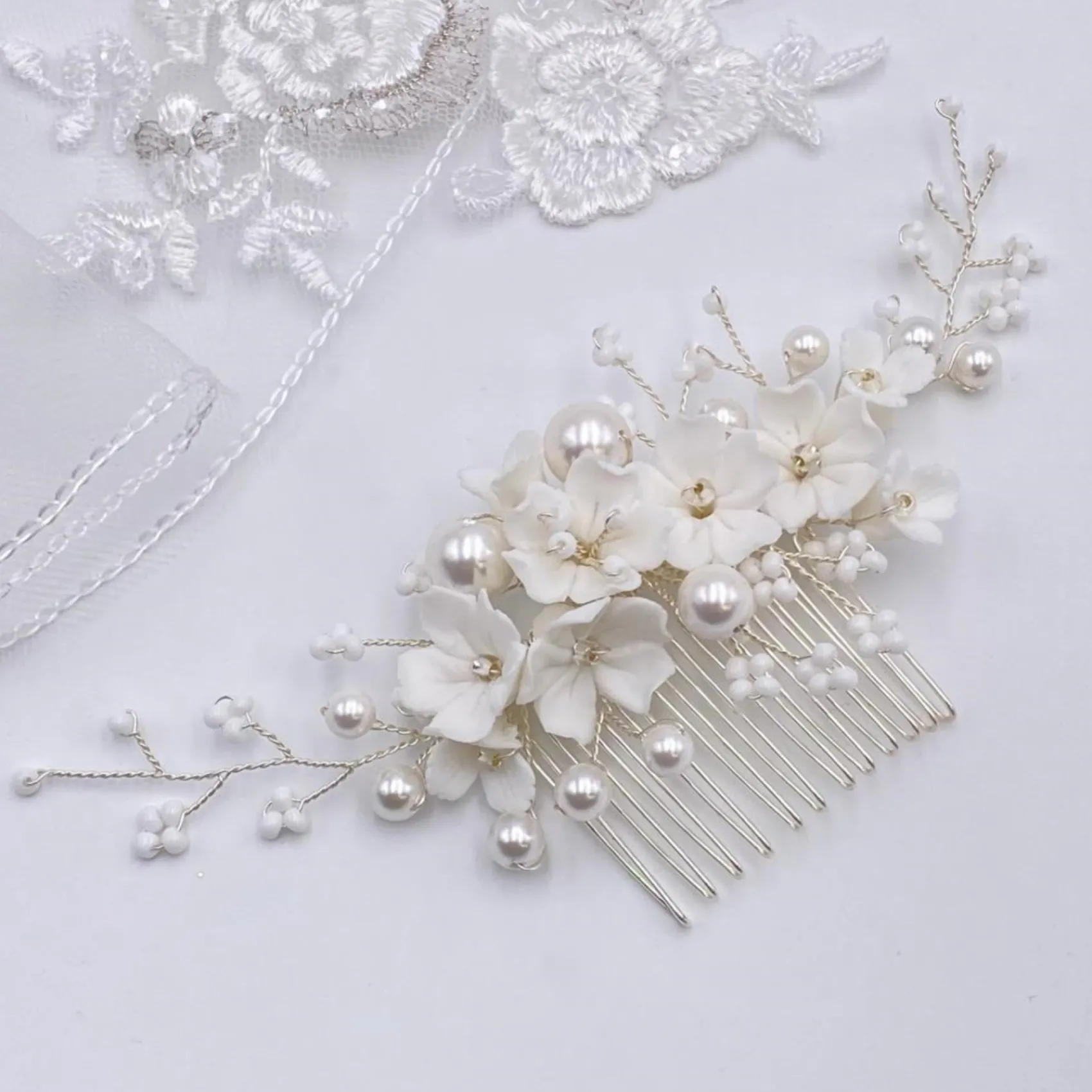 Lace & Favour Anemone Elfenbein Porzellan Blumen und Perle Hochzeit Haarkamm* Perlen-haarschmuck | Silberne Haar-accessoires