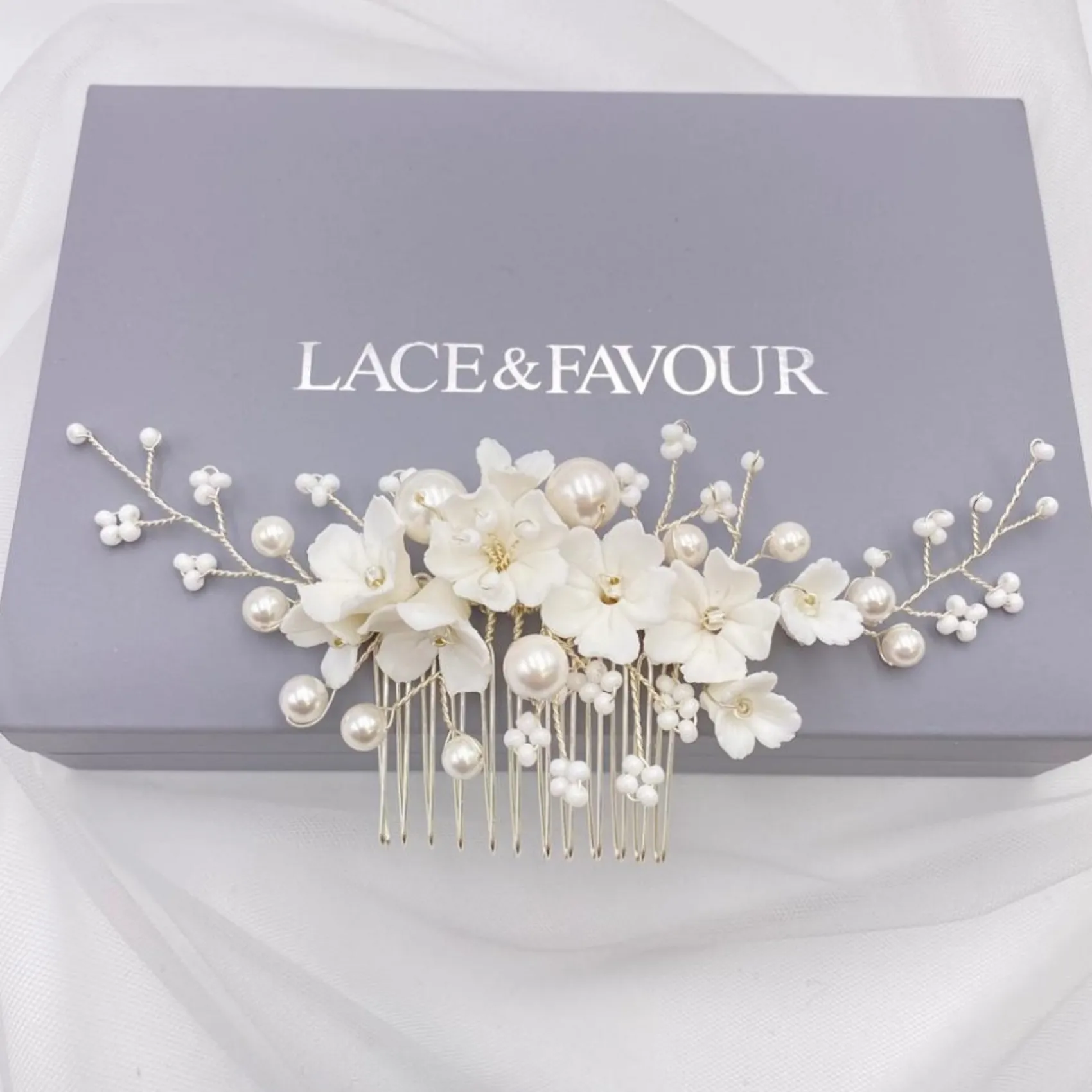 Lace & Favour Anemone Elfenbein Porzellan Blumen und Perle Hochzeit Haarkamm* Perlen-haarschmuck | Silberne Haar-accessoires
