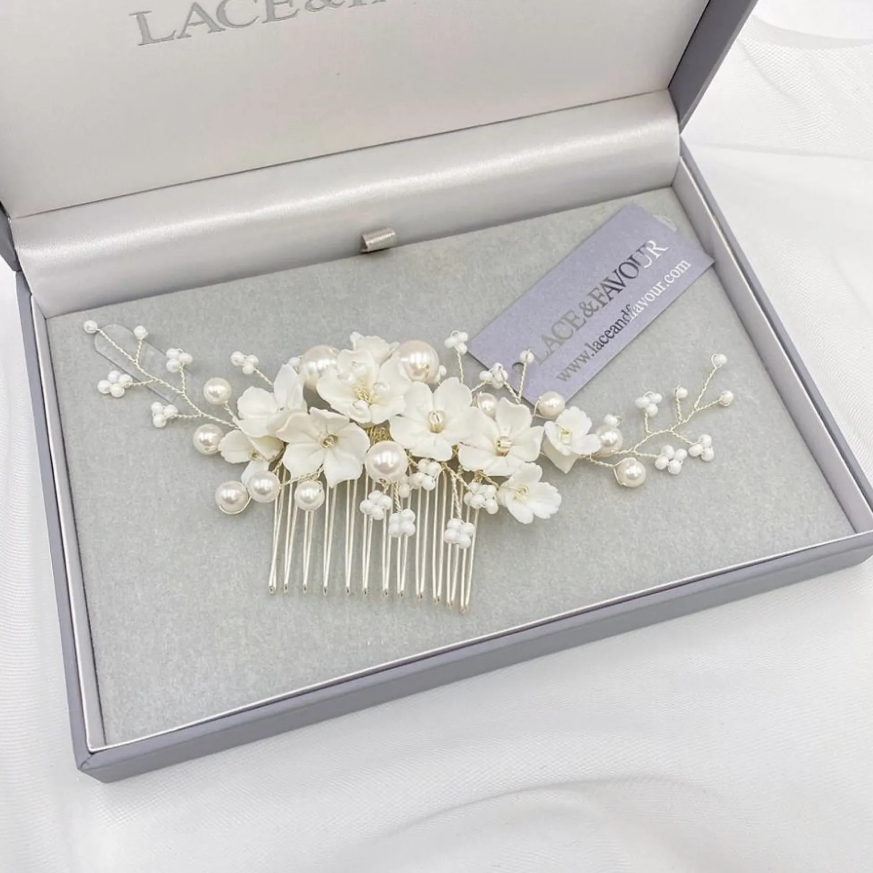 Lace & Favour Anemone Elfenbein Porzellan Blumen und Perle Hochzeit Haarkamm* Perlen-haarschmuck | Silberne Haar-accessoires