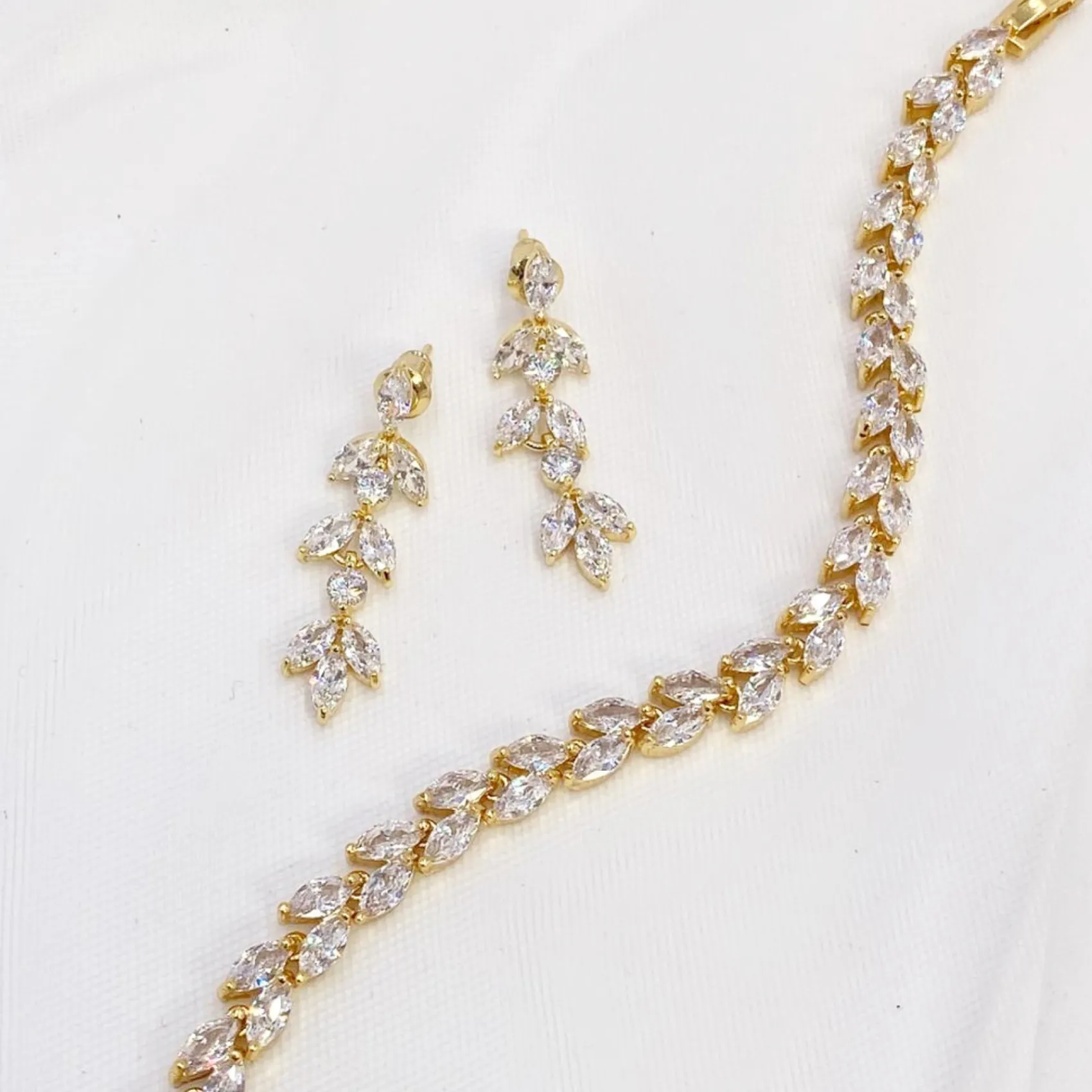 Lace & Favour Aria Gold Cubic Zirkonia Tropfen-Ohrringe* Goldener Abschlussball-schmuck | Abschlussball-ohrringe