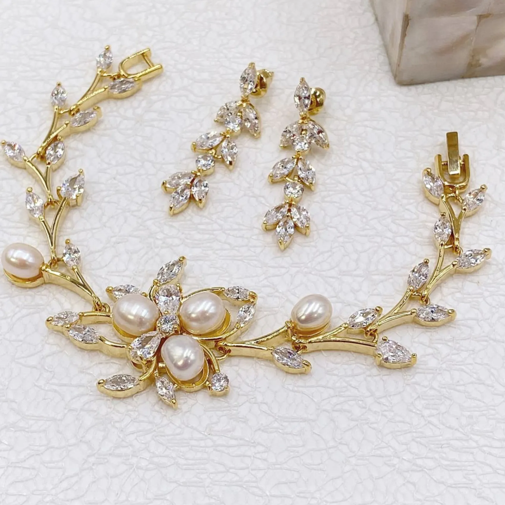 Lace & Favour Aria Gold Cubic Zirkonia Tropfen-Ohrringe* Goldener Abschlussball-schmuck | Abschlussball-ohrringe