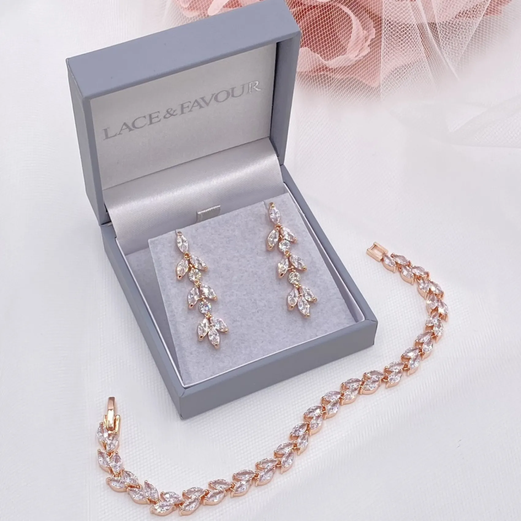 Lace & Favour Aria Rose Gold Cubic Zirkonia Tropfenohrringe* Geschenke Für Brautjungfern | Kristall-hochzeitsschmuck