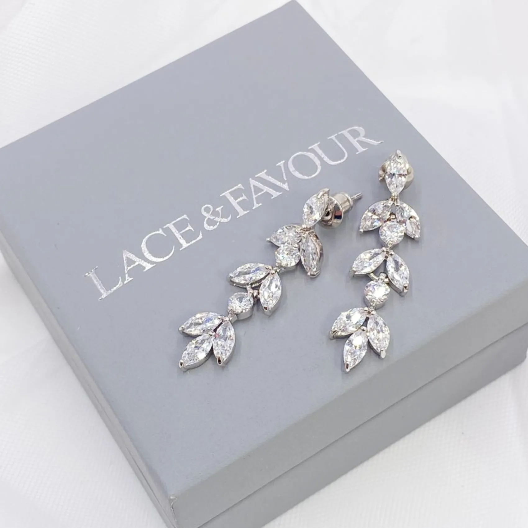 Lace & Favour Aria Silber Cubic Zirkonia Tropfen Ohrringe* Silberner Abschlussball-schmuck | Abschlussball-ohrringe