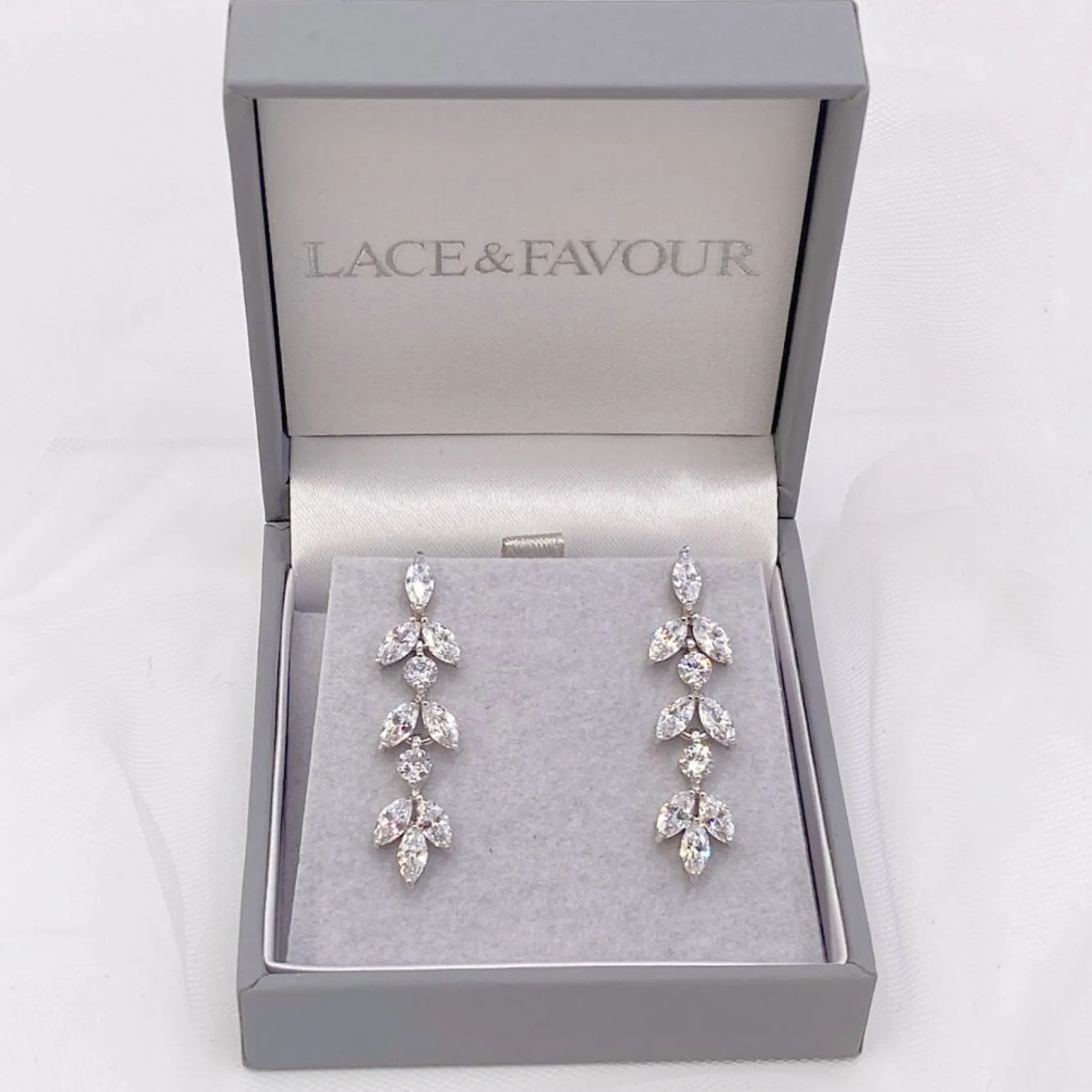 Lace & Favour Aria Silber Cubic Zirkonia Tropfen Ohrringe* Silberner Abschlussball-schmuck | Abschlussball-ohrringe