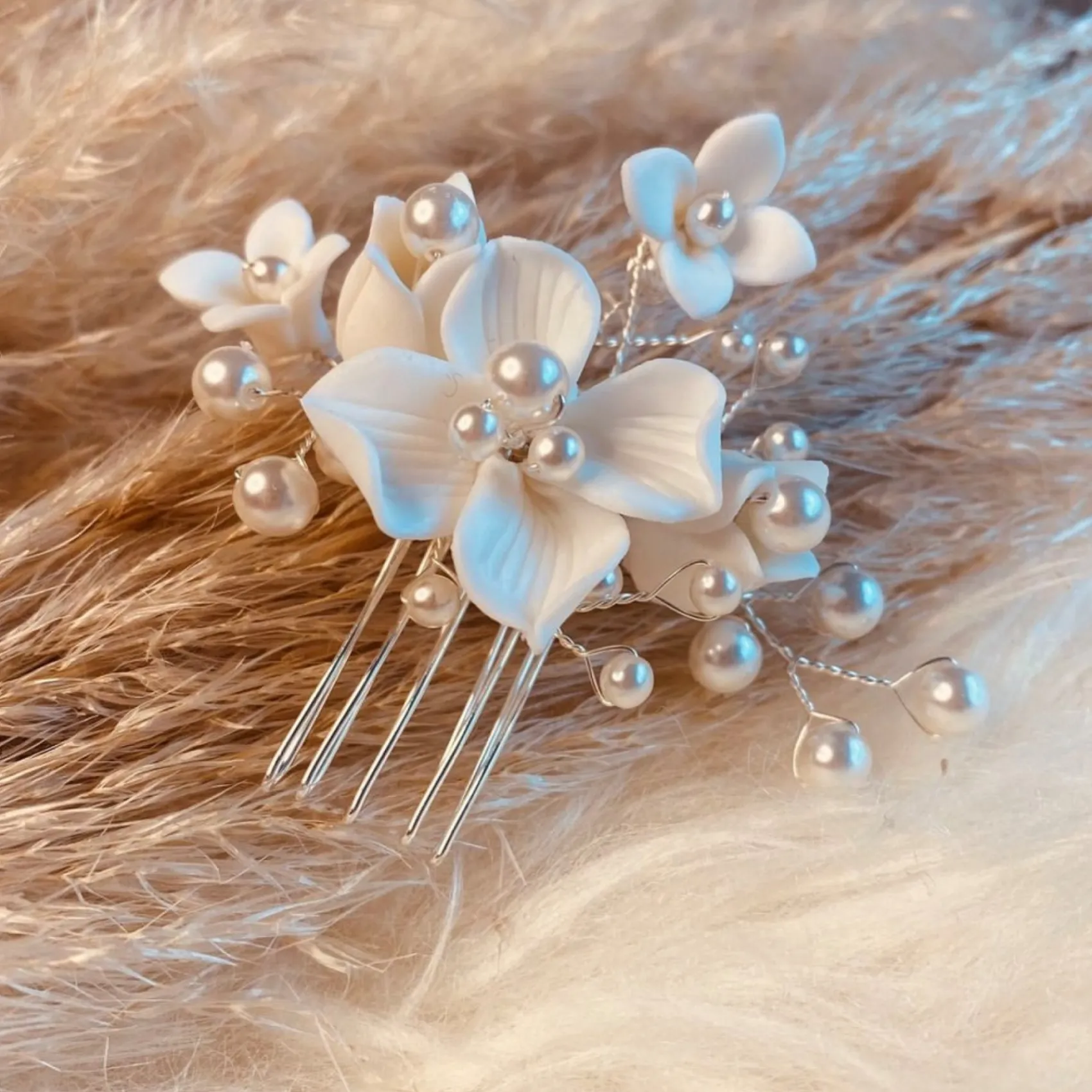 Arianna Stellar Mini Porzellan Blumen und Perlen Haarkamm AR734* Geschenke Für Brautjungfern | Perlen-haarschmuck