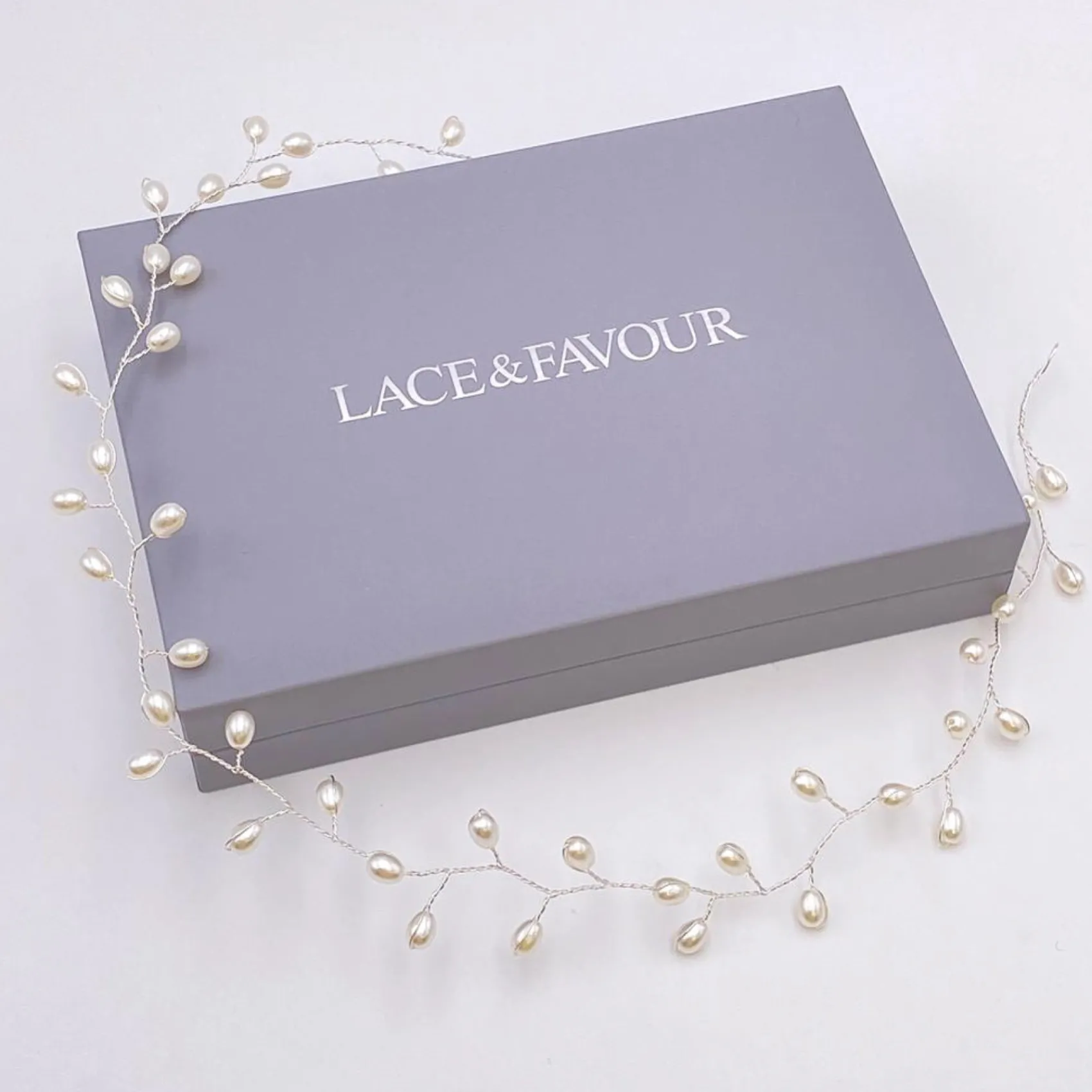 Lace & Favour Aruba lange zarte Perle Hochzeit Haarsträhne (Silber)* Perlen-haarschmuck | Silberne Haar-accessoires