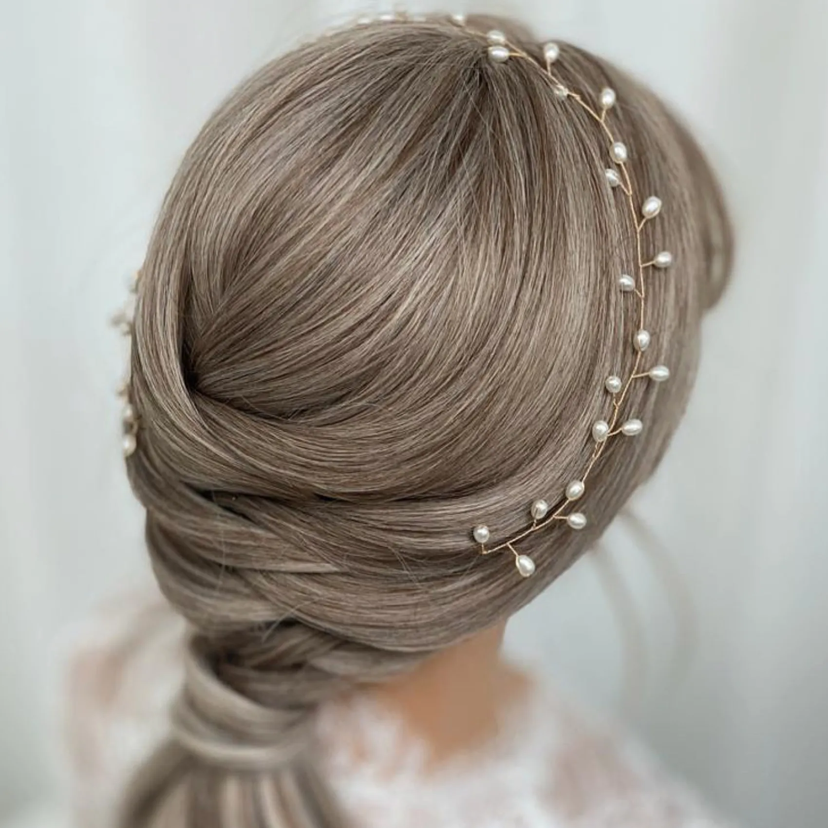 Lace & Favour Aruba Langer zarter Perlen-Haarreif zur Hochzeit (Gold)* Perlen-haarschmuck | Gold-haar-accessoires