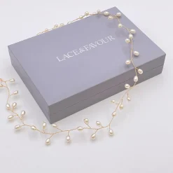 Lace & Favour Aruba Langer zarter Perlen-Haarreif zur Hochzeit (Gold)* Perlen-haarschmuck | Gold-haar-accessoires