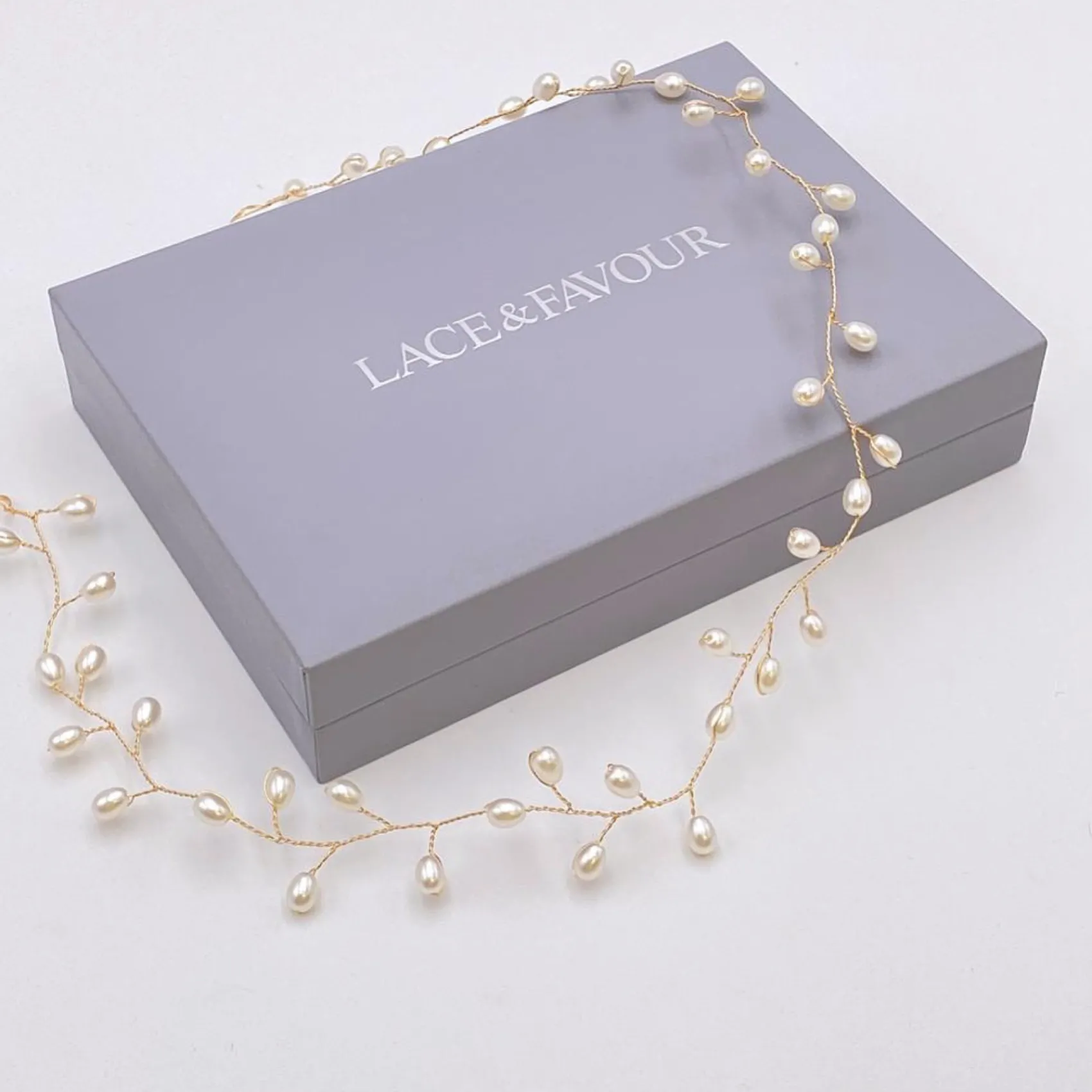 Lace & Favour Aruba Langer zarter Perlen-Haarreif zur Hochzeit (Gold)* Perlen-haarschmuck | Gold-haar-accessoires