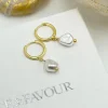 Lace & Favour Bali Gold Süßwasserperlen Huggie Hoop Ohrringe* Geschenke Für Brautjungfern | Geschenke Für Die Braut