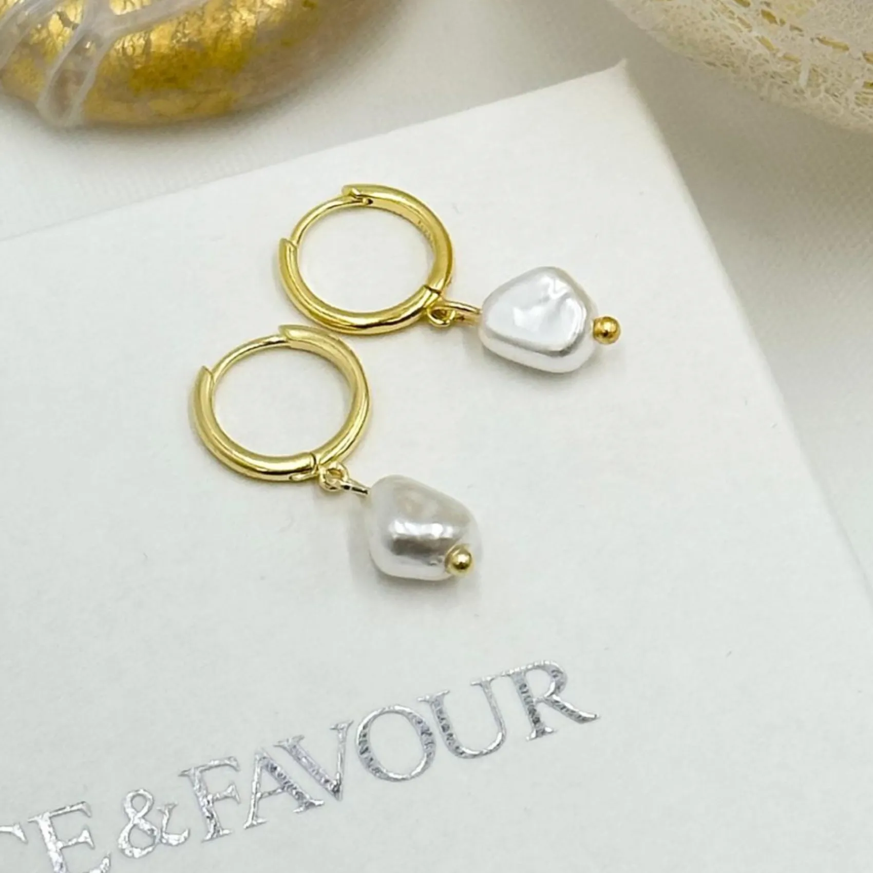 Lace & Favour Bali Gold Süßwasserperlen Huggie Hoop Ohrringe* Geschenke Für Brautjungfern | Geschenke Für Die Braut