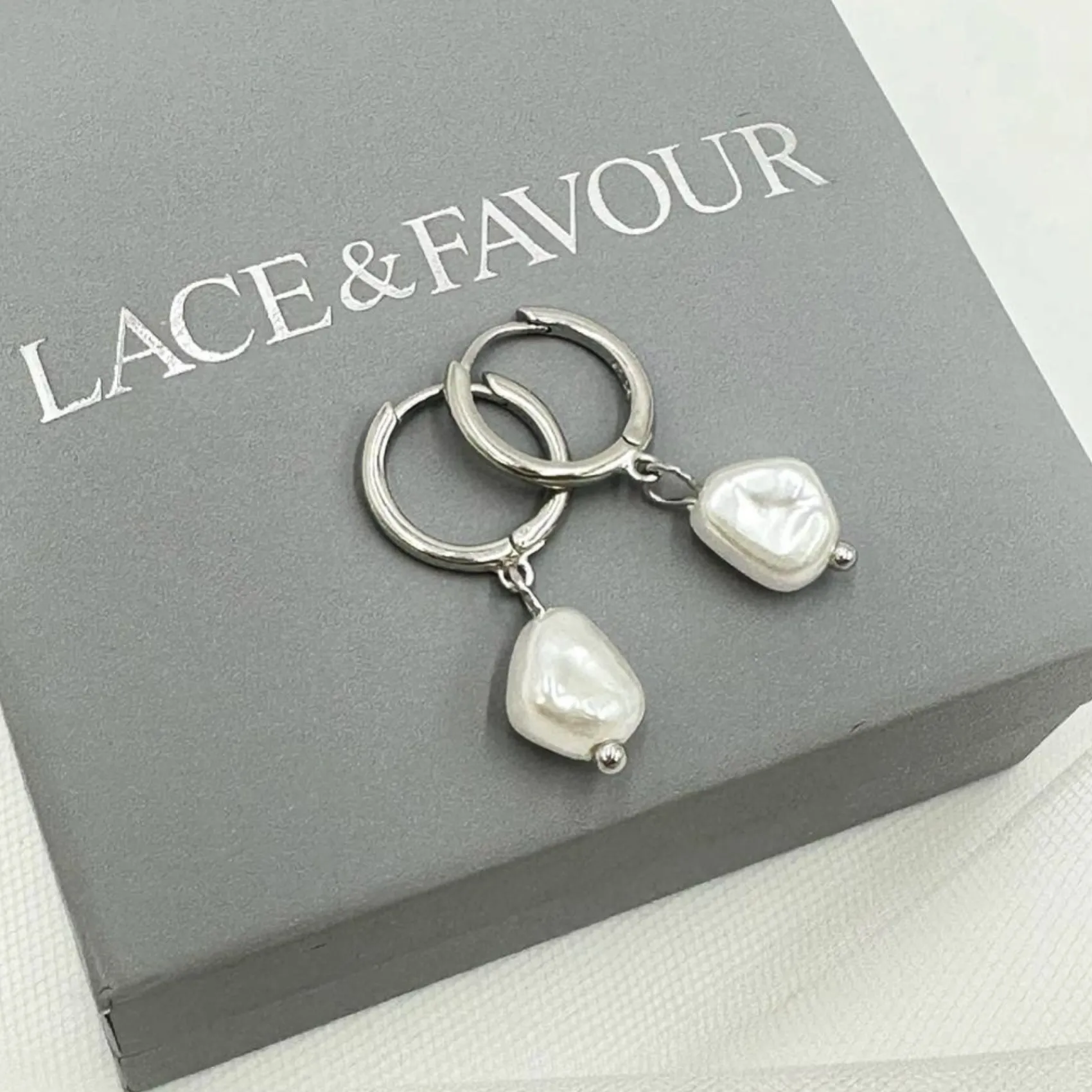 Lace & Favour Bali Silber Süßwasser Perle Huggie Hoop Ohrringe* Geschenke Für Brautjungfern | Geschenke Für Die Braut