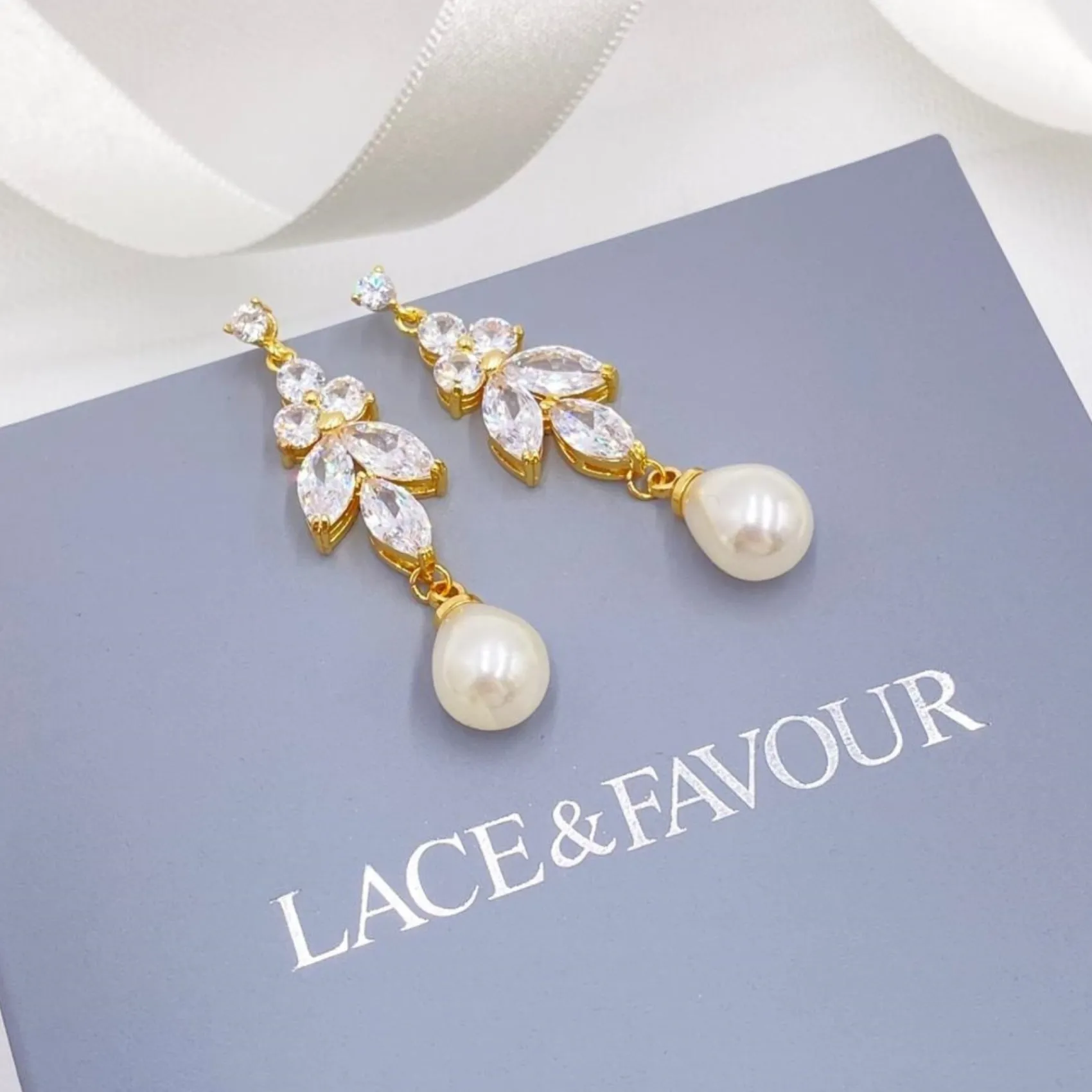 Lace & Favour Barcelona Gold Kristall und Perlentropfen-Ohrringe* Geschenke Für Die Braut | Kristall-hochzeitsschmuck