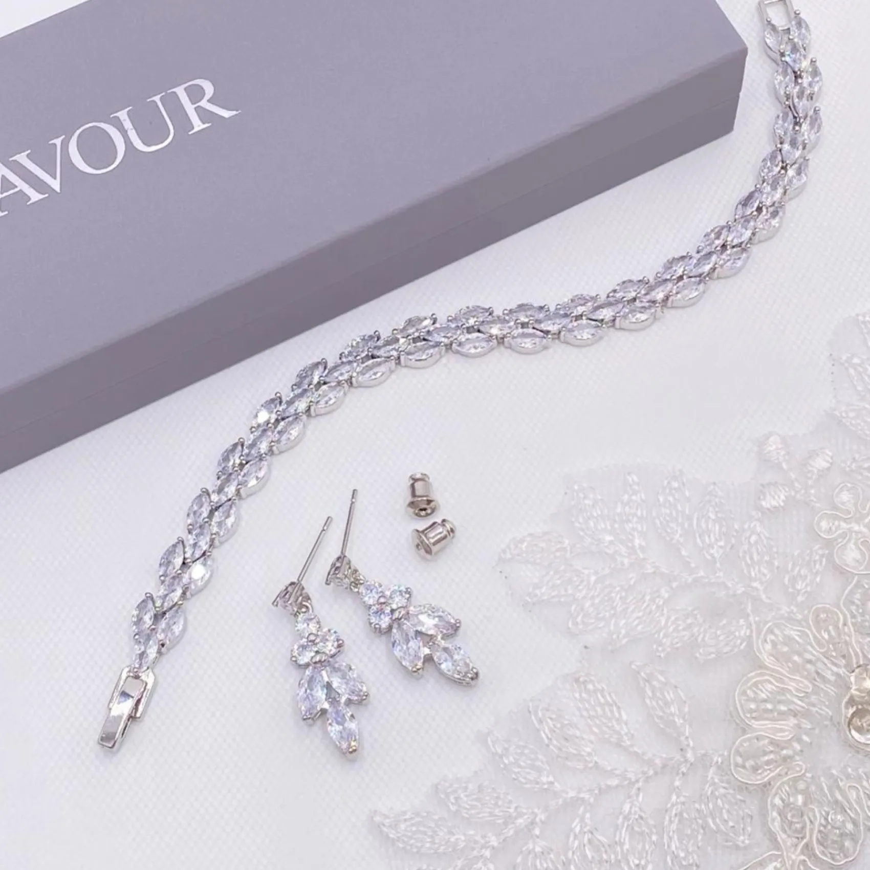 Lace & Favour Beaumont Cubic Zirkonia Hochzeitsarmband | L&F* Silberner Abschlussball-schmuck | Prom Armbänder