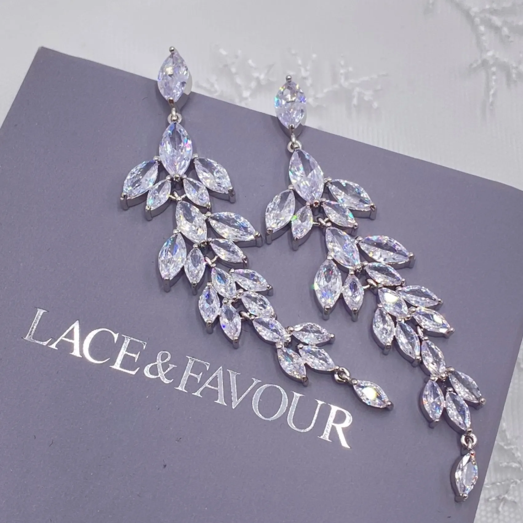 Lace & Favour Belize Statement Cubic Zirkonia lange Tropfenohrringe* Silberner Abschlussball-schmuck | Abschlussball-ohrringe