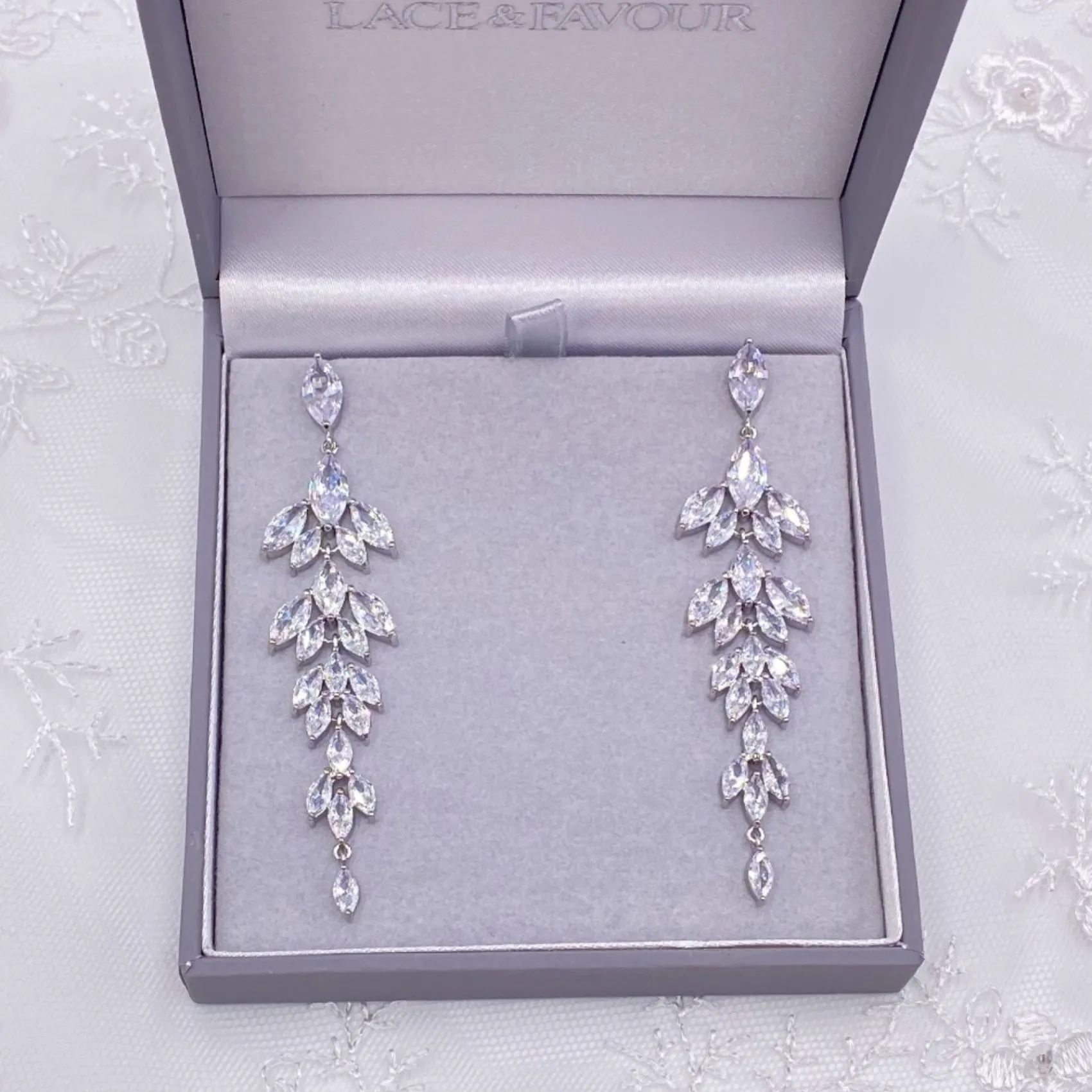 Lace & Favour Belize Statement Cubic Zirkonia lange Tropfenohrringe* Silberner Abschlussball-schmuck | Abschlussball-ohrringe
