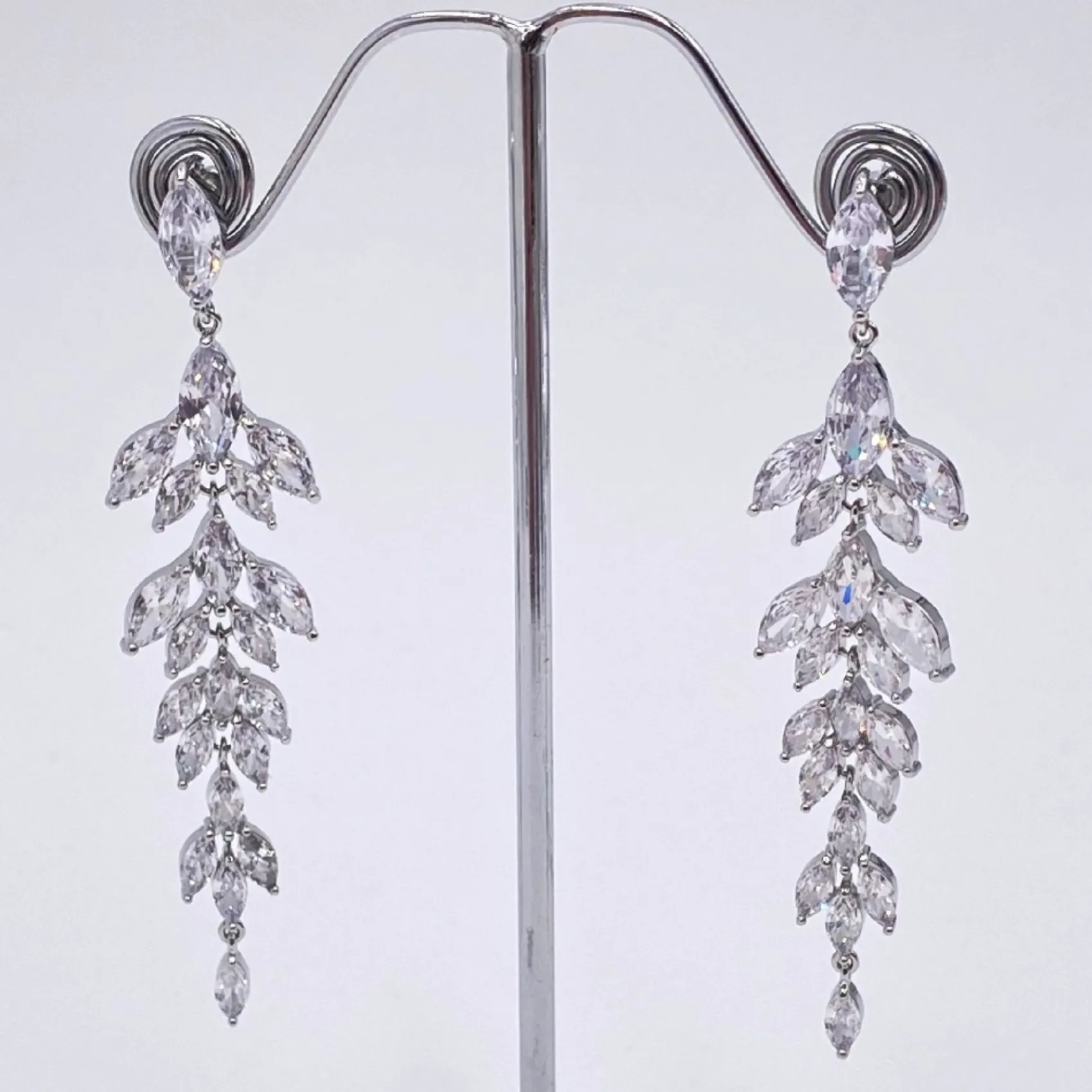 Lace & Favour Belize Statement Cubic Zirkonia lange Tropfenohrringe* Silberner Abschlussball-schmuck | Abschlussball-ohrringe