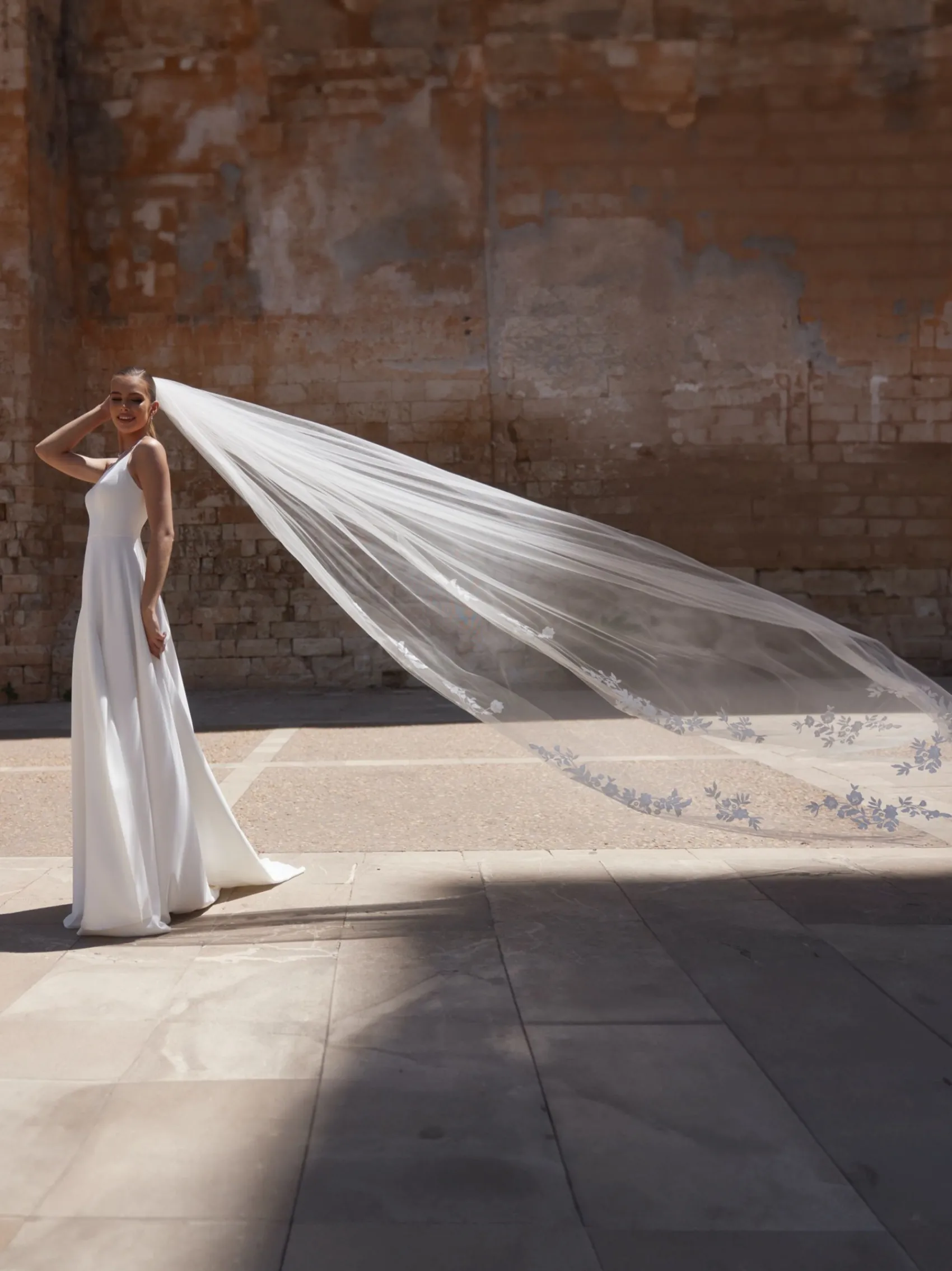 Bianco Evento Bianco Elfenbein einstufiger Kathedralenschleier mit Spitzenapplikationen S519* Einstufige Schleier | Kapelle Länge & Kathedrale Schleier