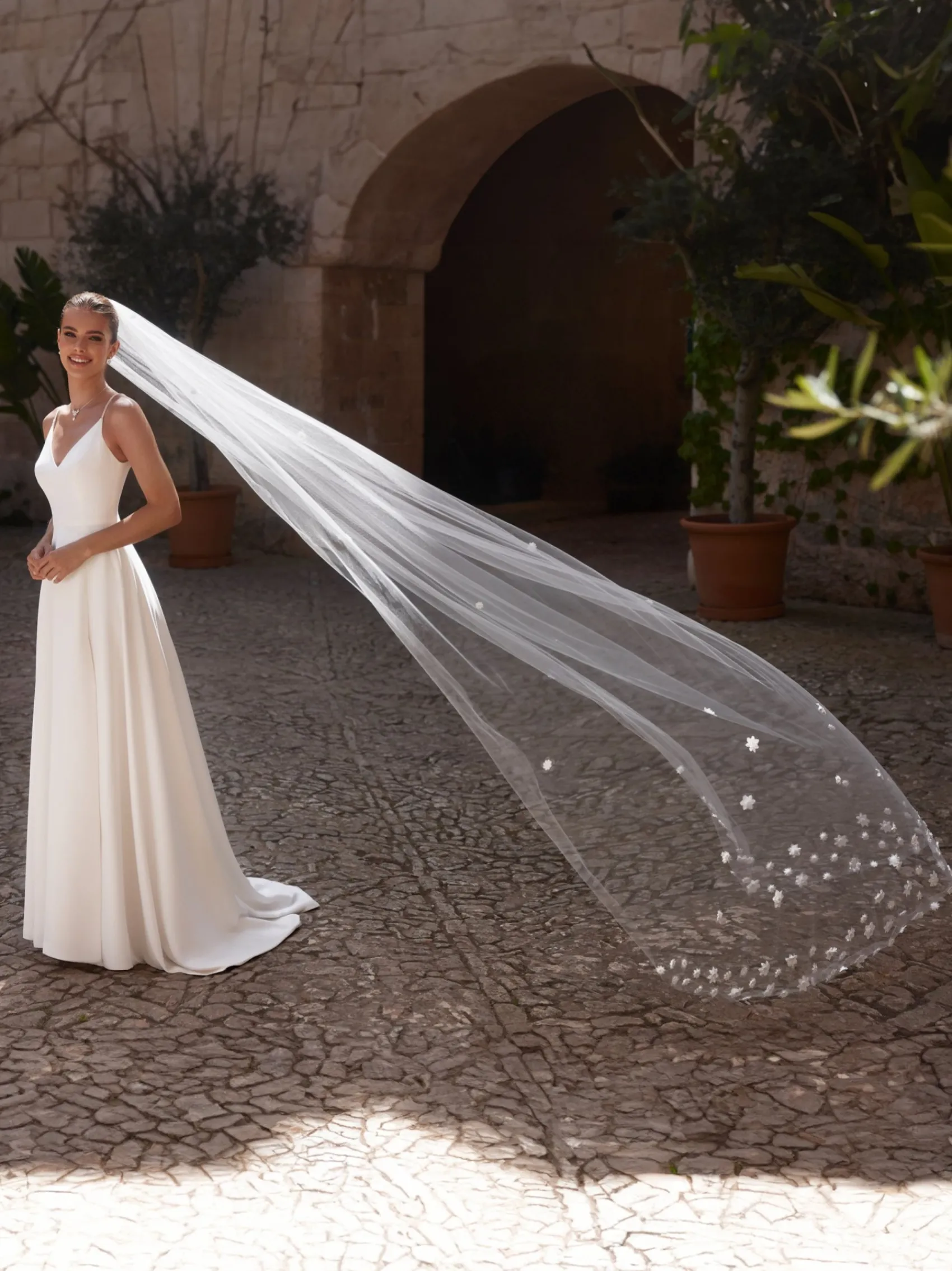 Bianco Evento Bianco Elfenbein einstufige Schnittkante Kapelle Schleier mit 3D Blumen S501* Einstufige Schleier | Kapelle Länge & Kathedrale Schleier