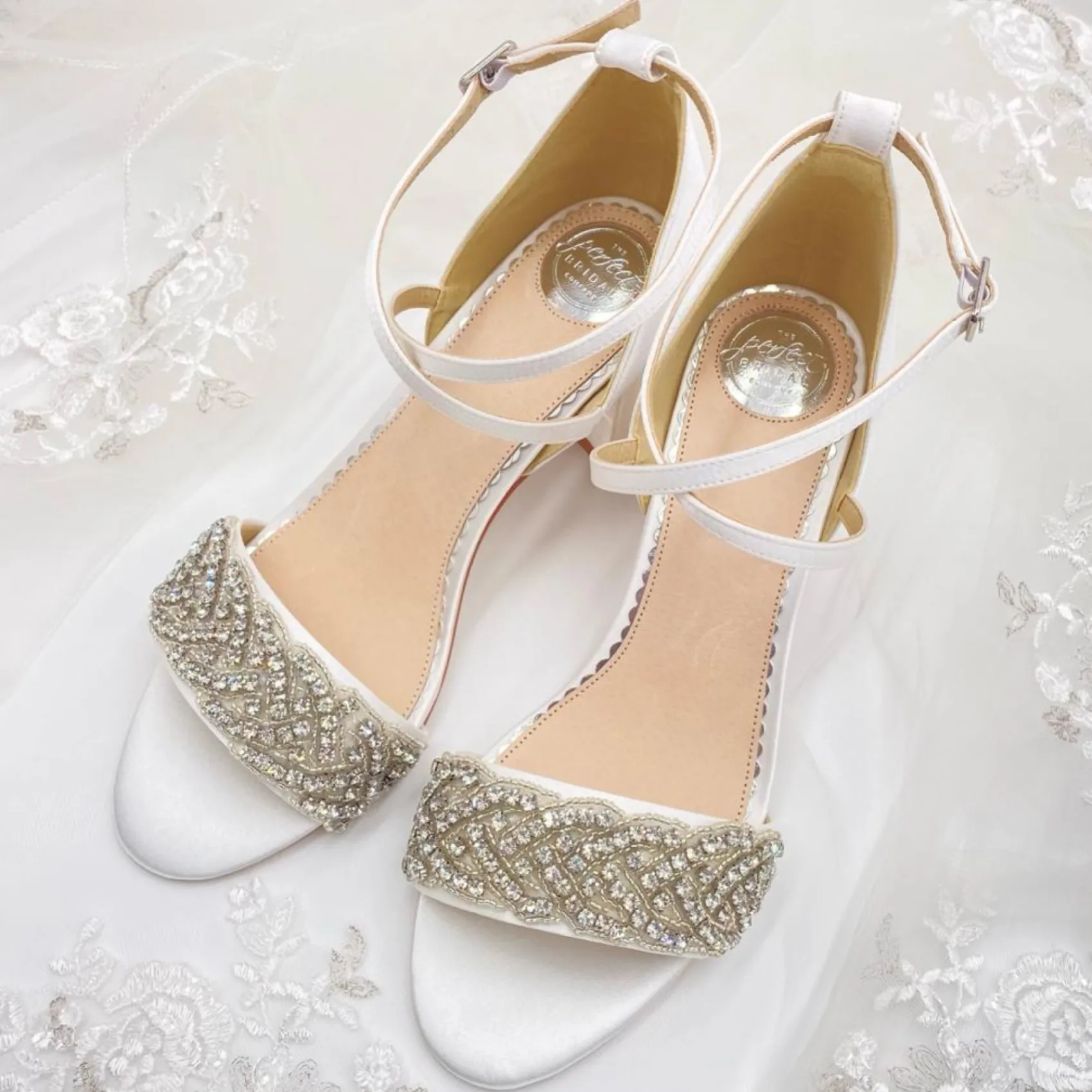 Perfect Bridal Blair Elfenbein Satin Kristall verschönert Kreuz Riemen Blockabsatz Sandalen* Hochzeitsschuhe | Schuhe Mit Mittlerem Absatz