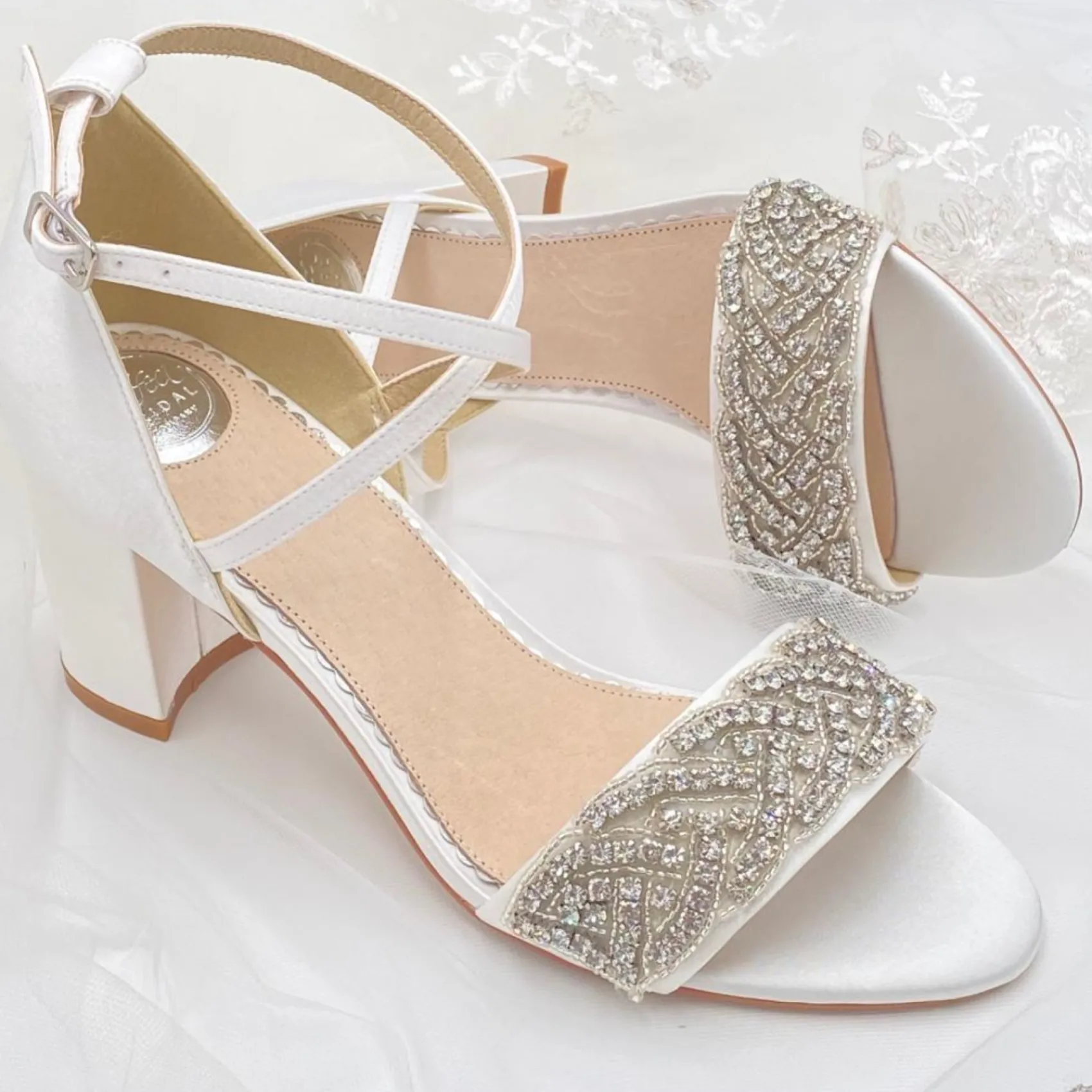 Perfect Bridal Blair Elfenbein Satin Kristall verschönert Blockabsatz Sandalen Weit Fit* Schuhe Mit Mittlerem Absatz | Hochzeitsschuhe