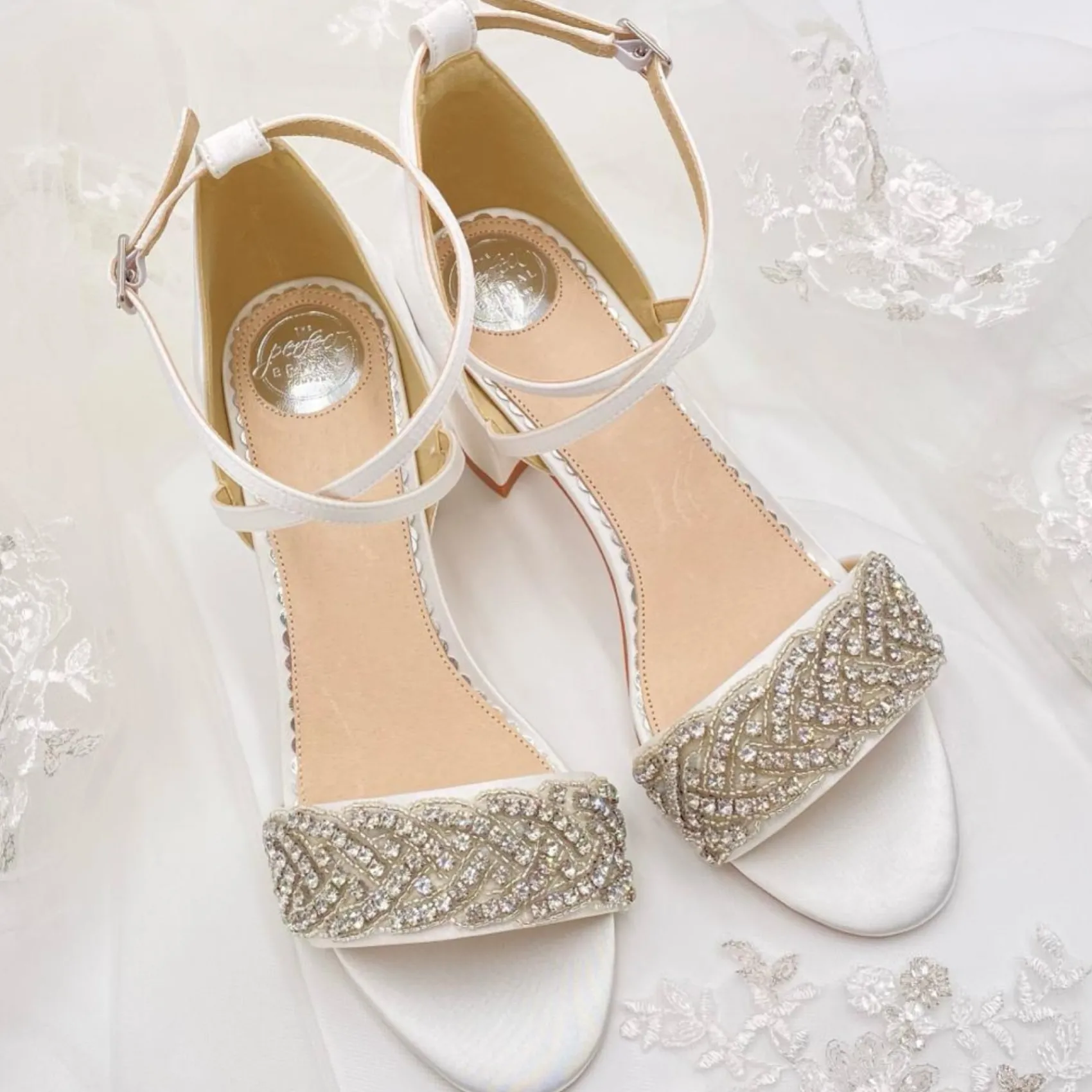 Perfect Bridal Blair Elfenbein Satin Kristall verschönert Kreuz Riemen Blockabsatz Sandalen* Hochzeitsschuhe | Schuhe Mit Mittlerem Absatz