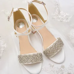 Perfect Bridal Blair Elfenbein Satin Kristall verschönert Blockabsatz Sandalen Weit Fit* Schuhe Mit Mittlerem Absatz | Hochzeitsschuhe