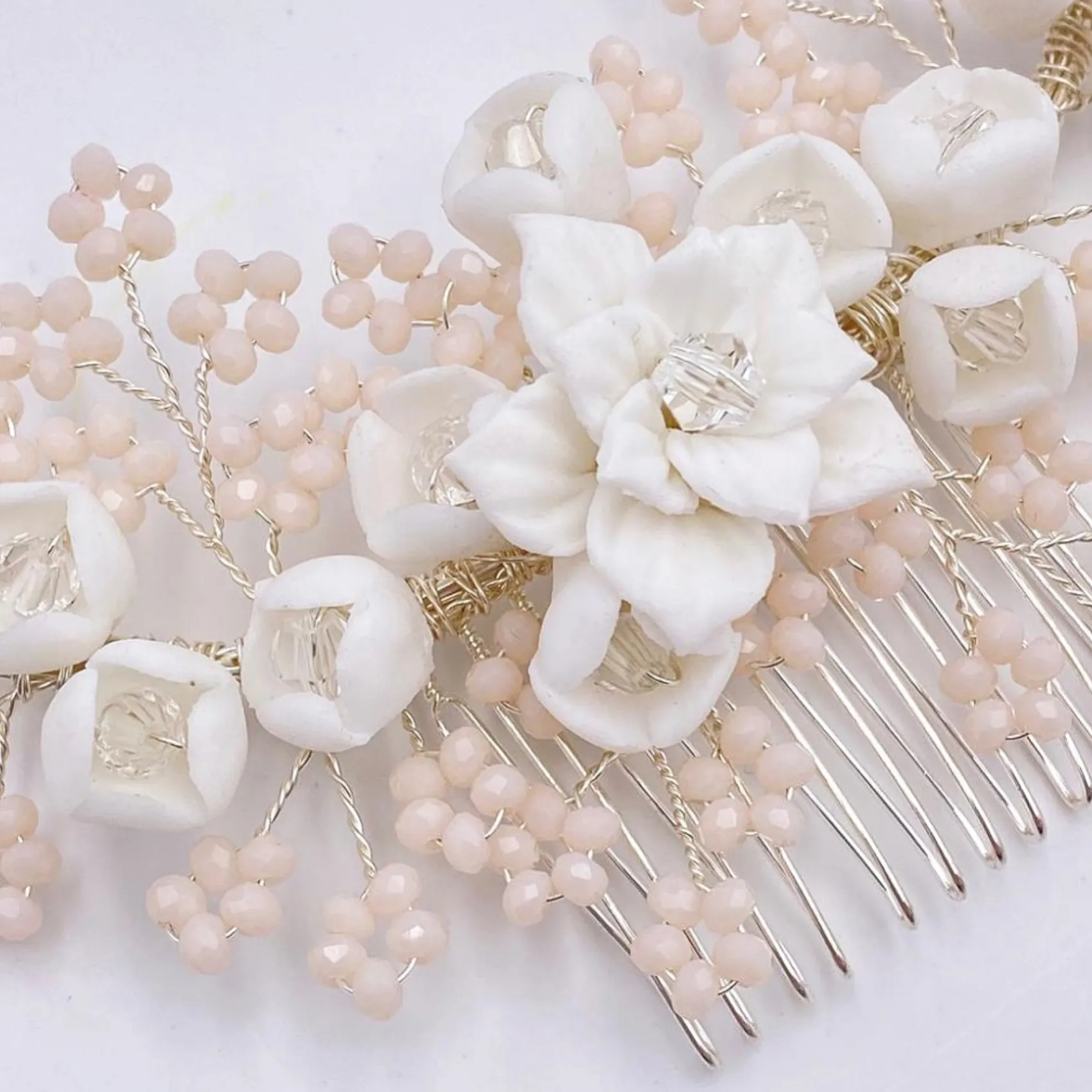 Lace & Favour Blossom Porzellan Blumen und Blush Perlen Hochzeit Haarkamm* Perlen-haarschmuck | Silberne Haar-accessoires