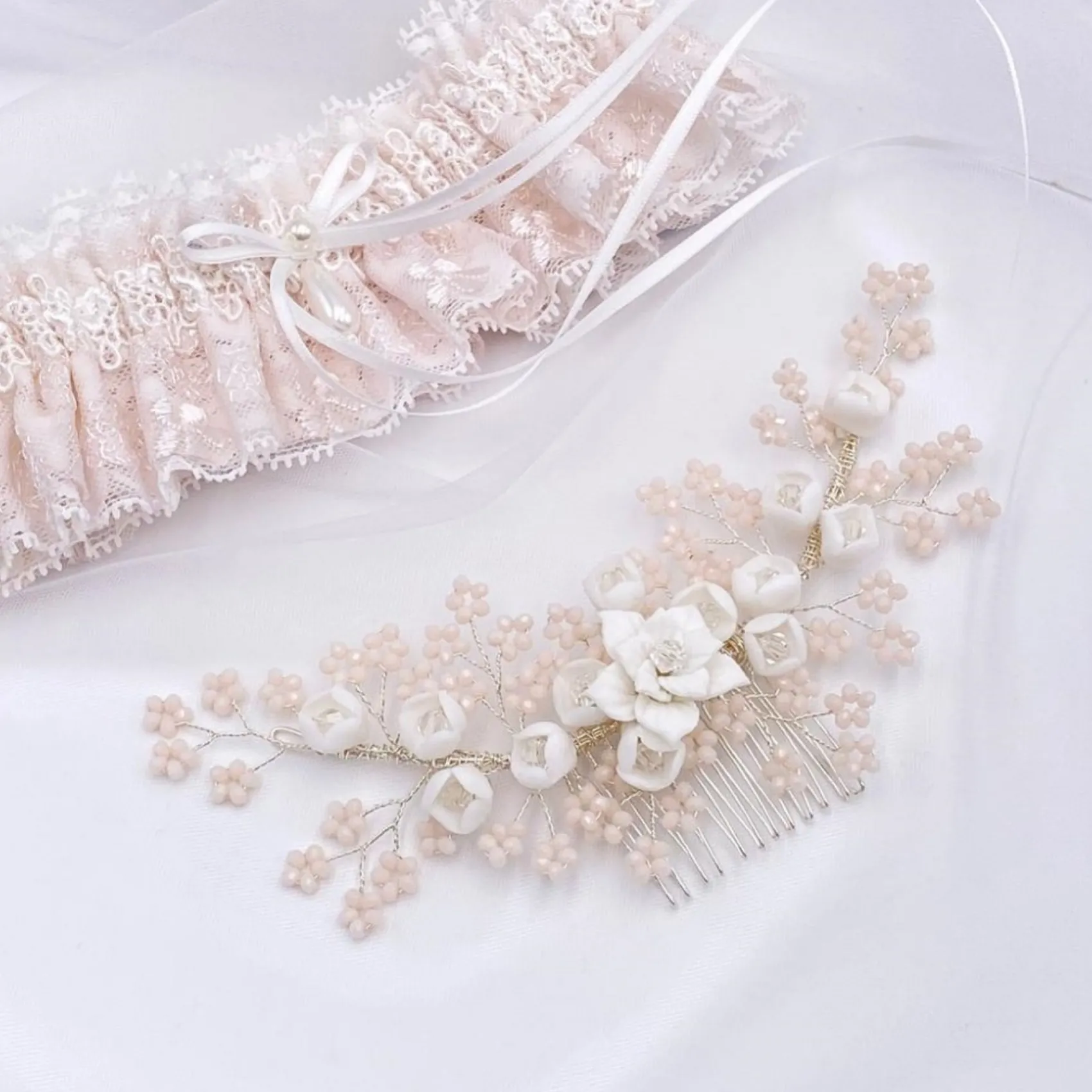 Lace & Favour Blossom Porzellan Blumen und Blush Perlen Hochzeit Haarkamm* Perlen-haarschmuck | Silberne Haar-accessoires