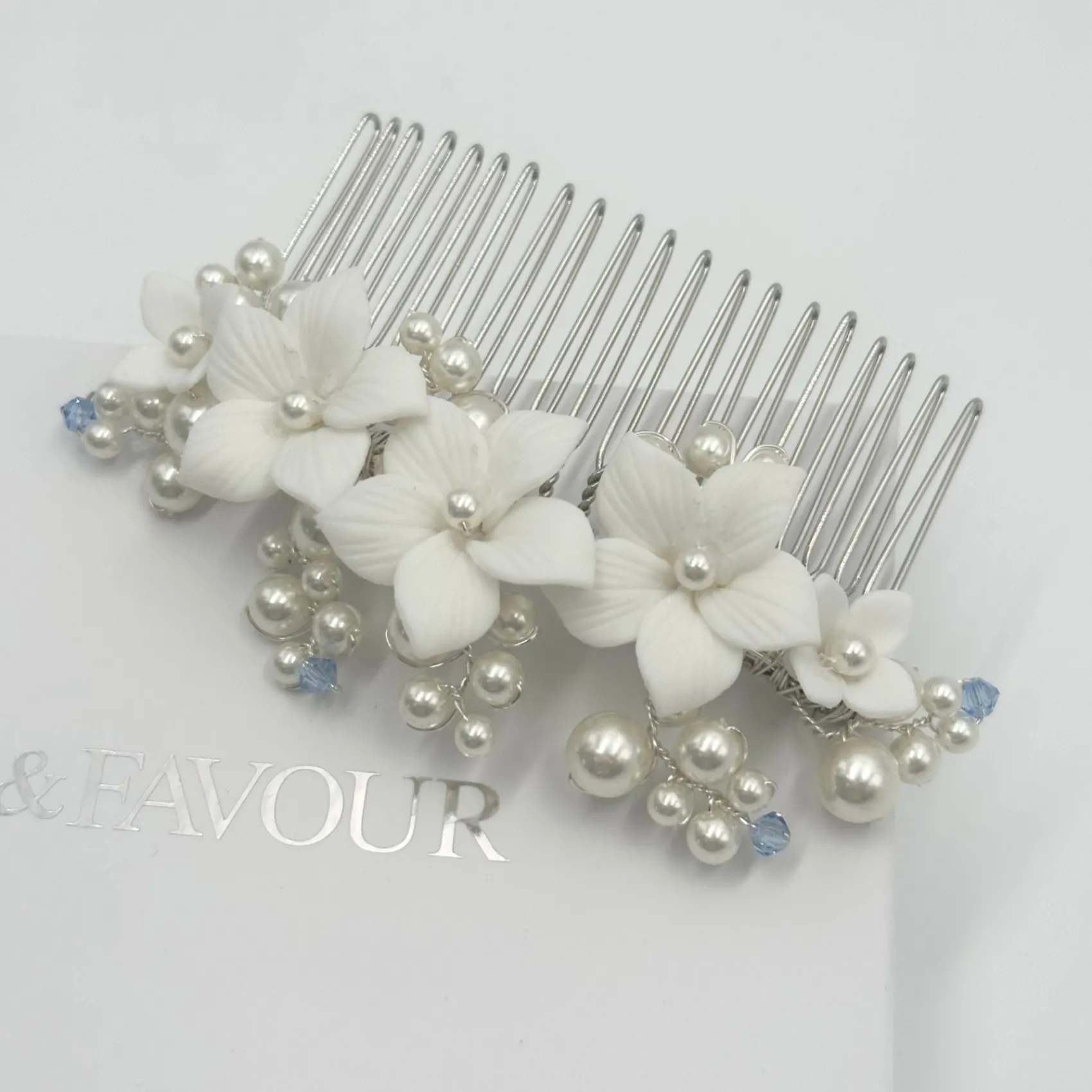 Beads & Beyond Blumiger Haarkamm in Tiffany-Perle und hellem Saphir-Kristall* Etwas Blaue Geschenke | Geschenke Für Die Braut