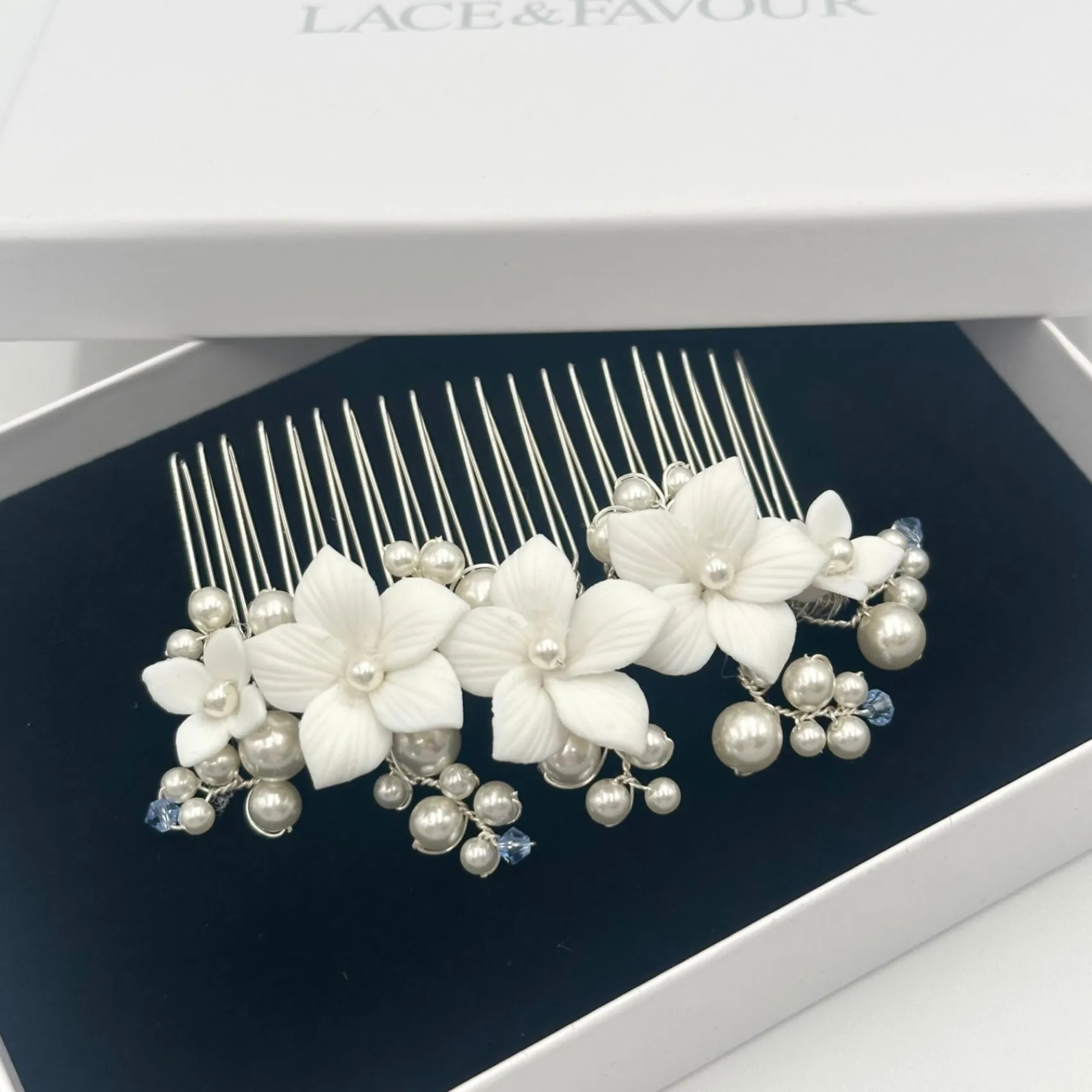 Beads & Beyond Blumiger Haarkamm in Tiffany-Perle und hellem Saphir-Kristall* Etwas Blaue Geschenke | Geschenke Für Die Braut