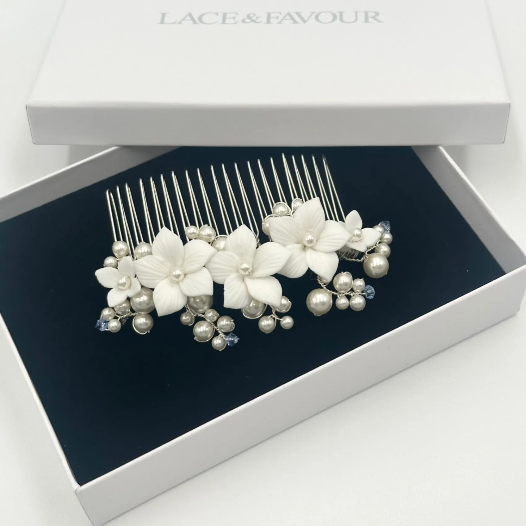 Beads & Beyond Blumiger Haarkamm in Tiffany-Perle und hellem Saphir-Kristall* Etwas Blaue Geschenke | Geschenke Für Die Braut