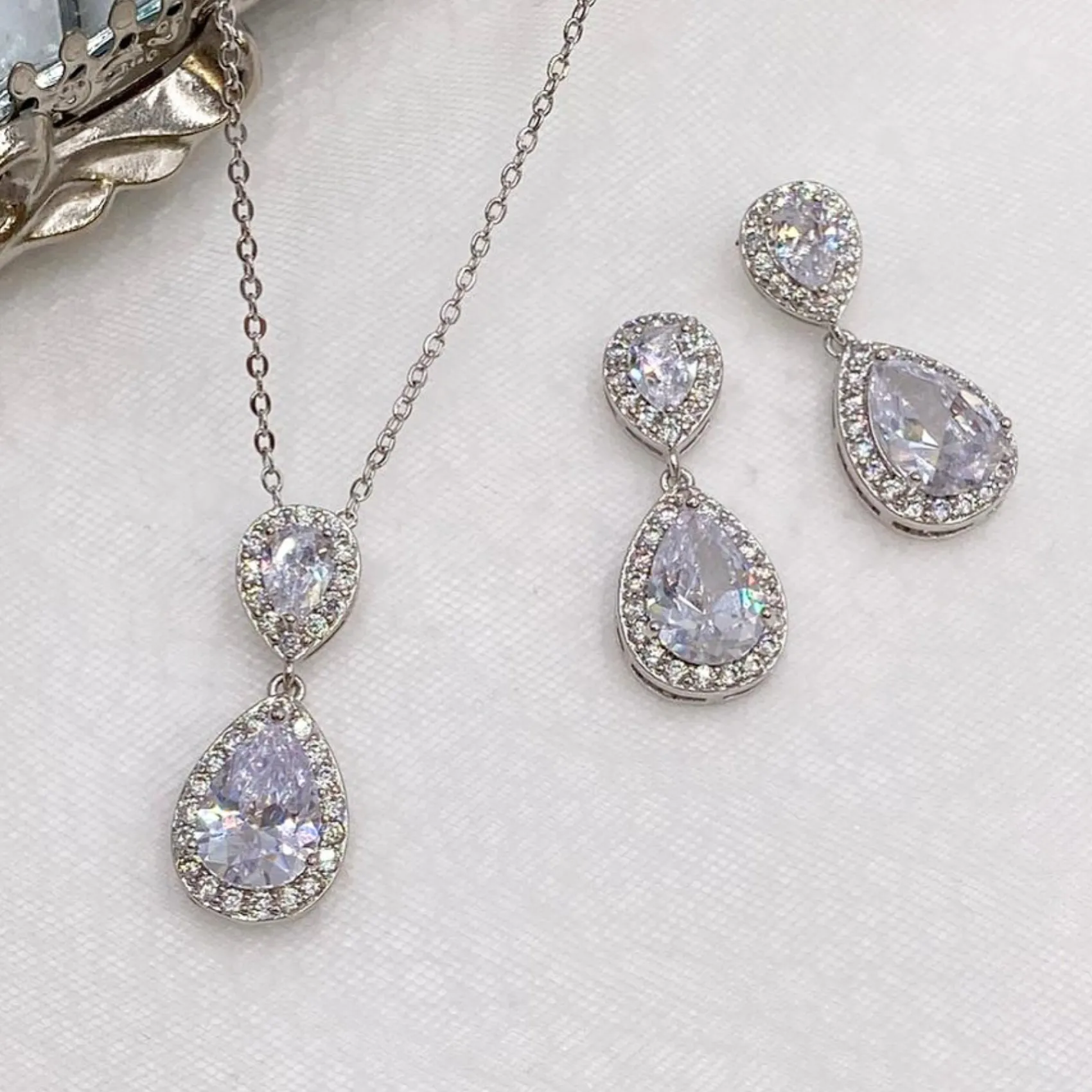Lace & Favour Celeste Chic Crystal verschönert Anhänger Halskette (Silber)* Silberner Abschlussball-schmuck | Abschlussball-halsketten