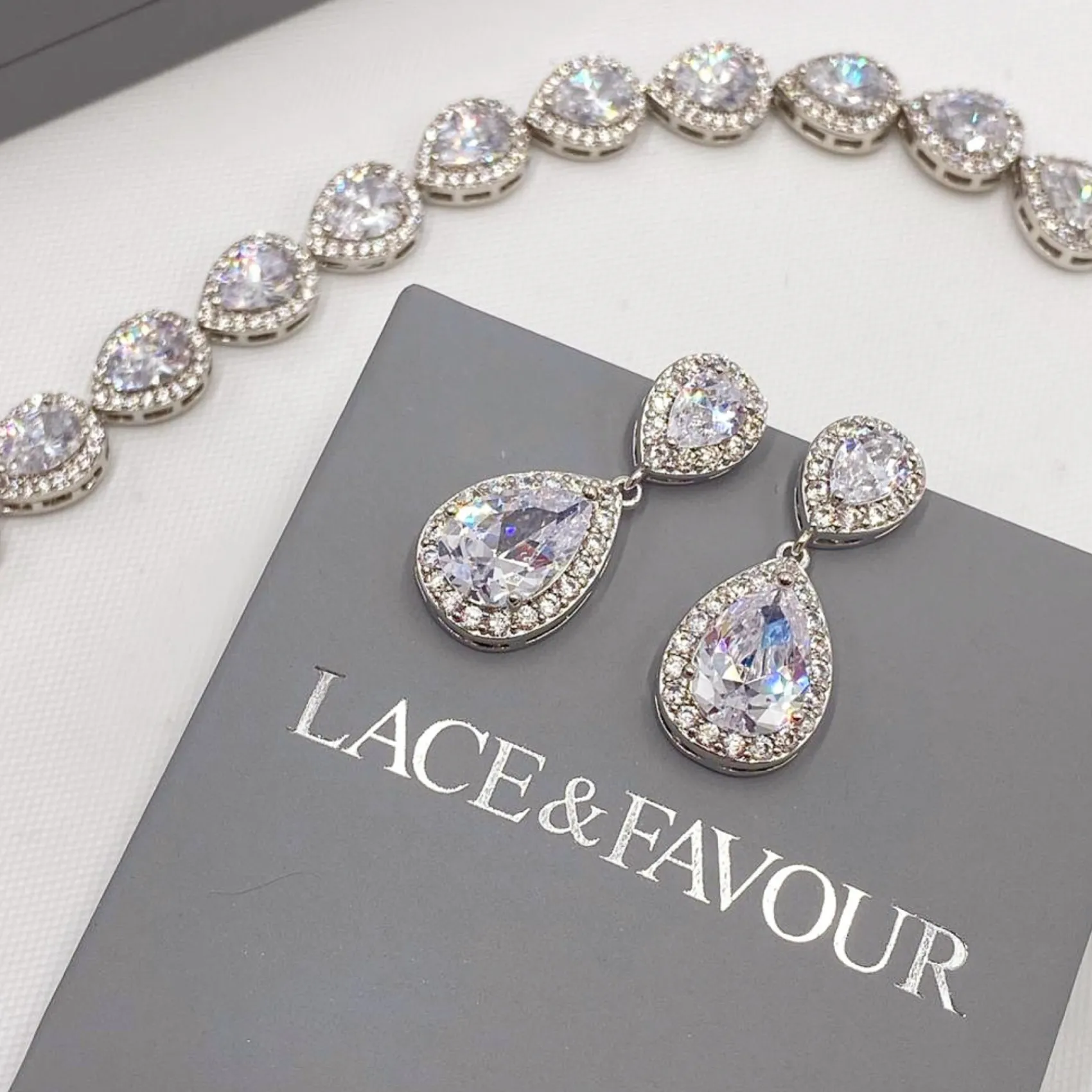 Lace & Favour Celeste Chic Kristallverzierte Hochzeits-Ohrringe (Silber)* Silberner Abschlussball-schmuck | Abschlussball-ohrringe