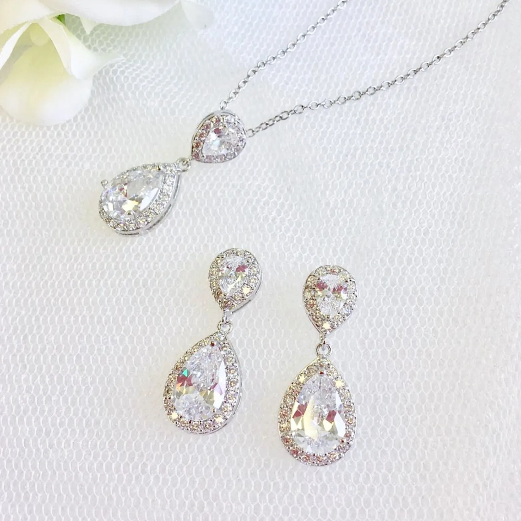 Lace & Favour Celeste Chic Kristallverzierte Hochzeits-Ohrringe (Silber)* Silberner Abschlussball-schmuck | Abschlussball-ohrringe