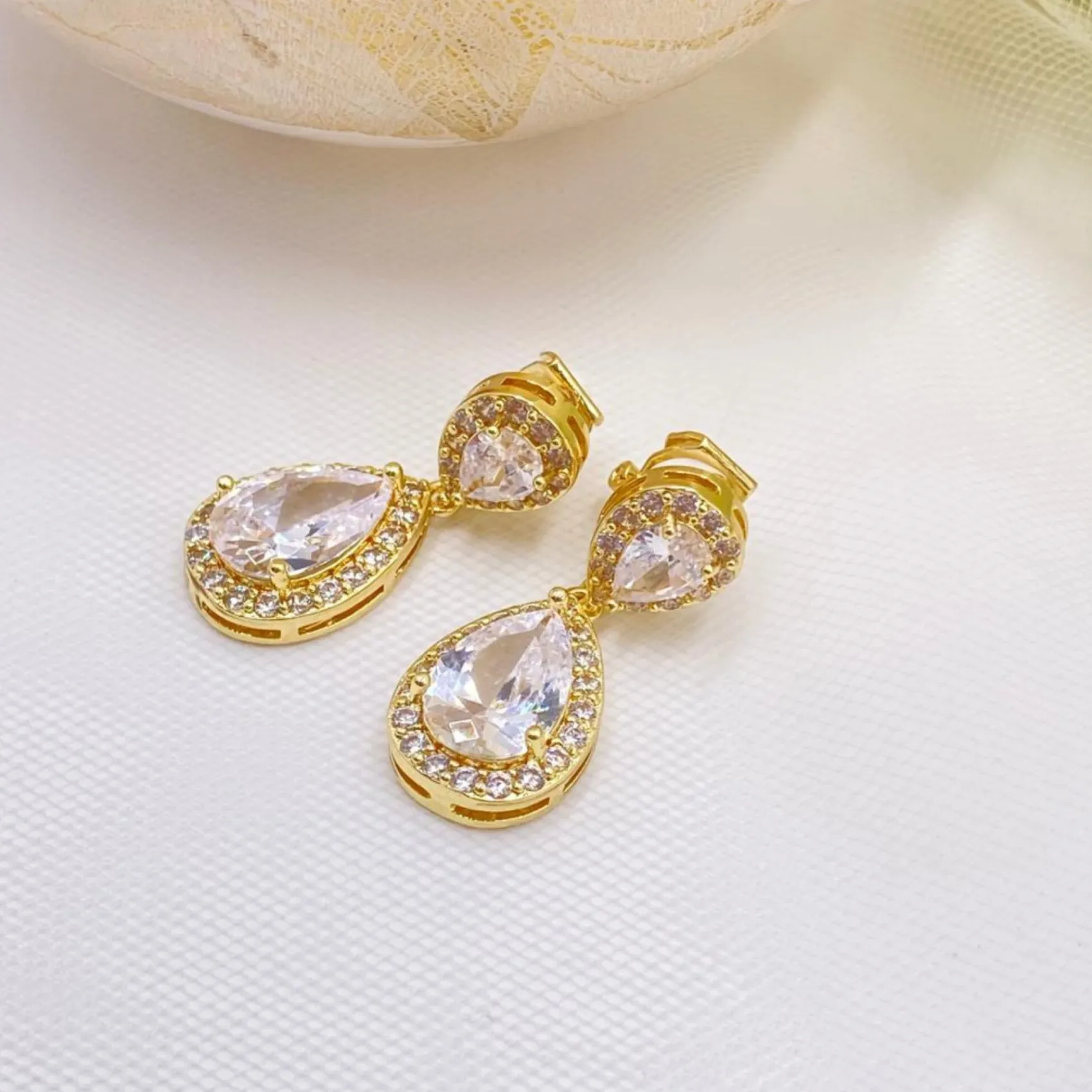 Lace & Favour Celeste Clip On Gold Kristall verschönert Hochzeit Ohrringe* Goldener Abschlussball-schmuck | Abschlussball-ohrringe