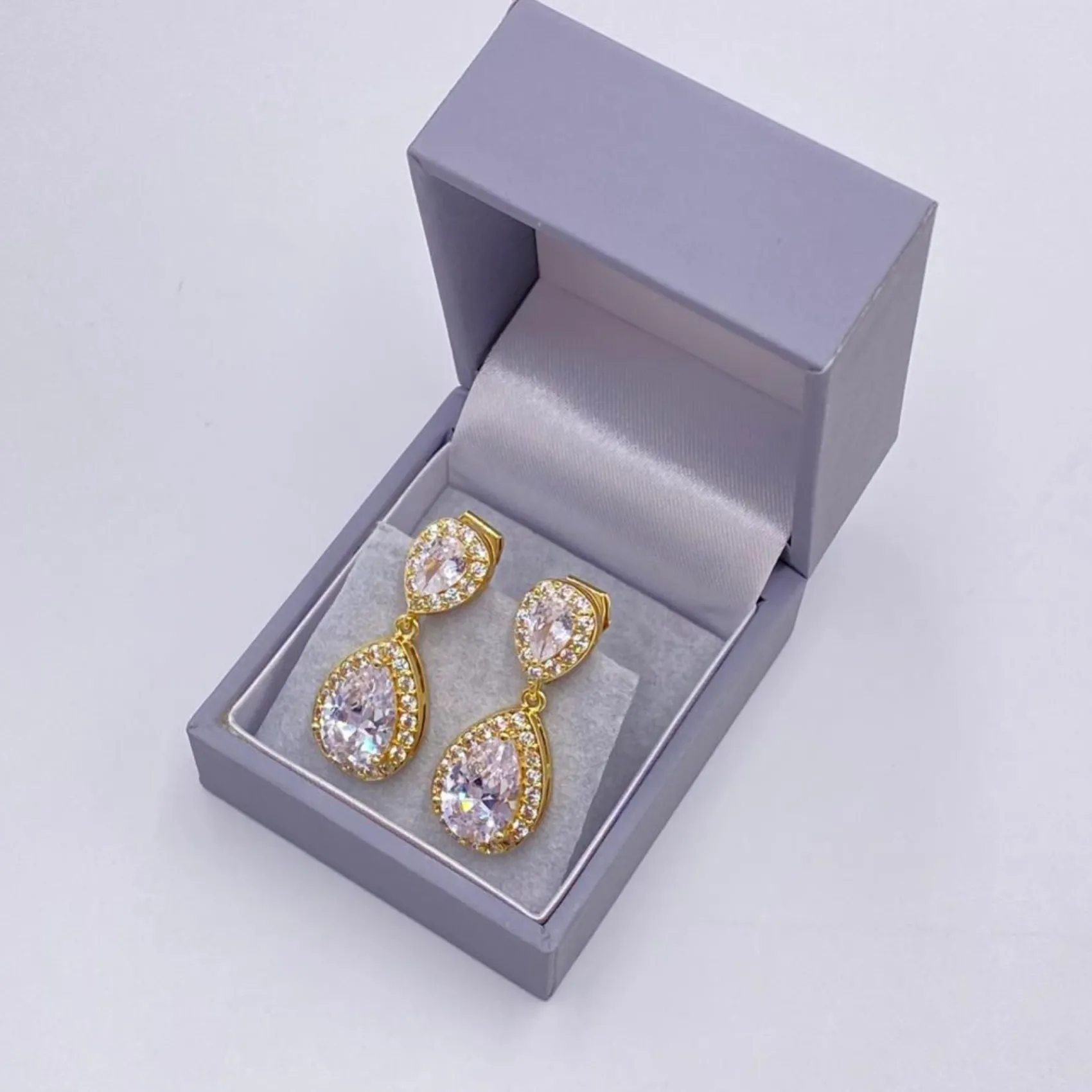 Lace & Favour Celeste Clip On Gold Kristall verschönert Hochzeit Ohrringe* Goldener Abschlussball-schmuck | Abschlussball-ohrringe